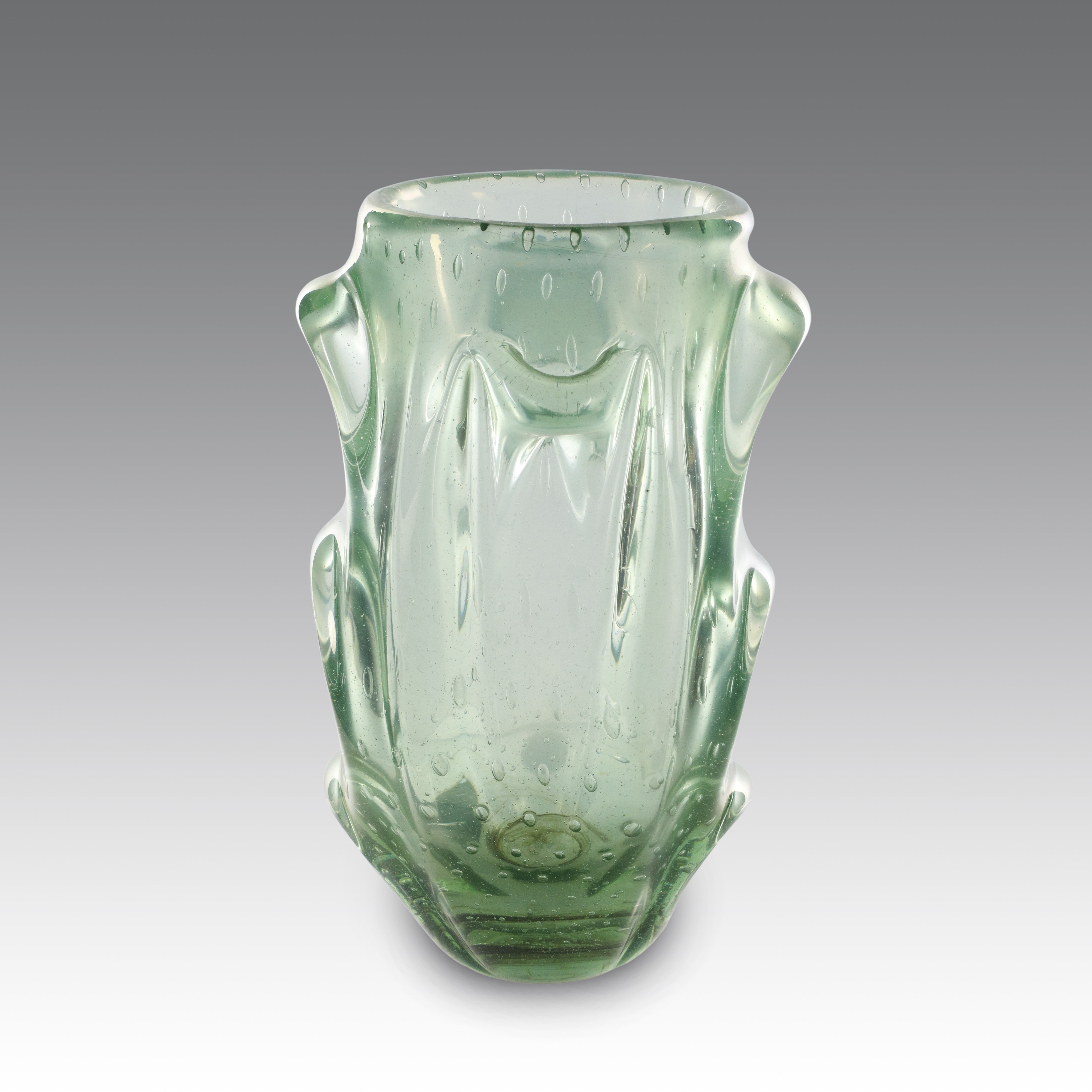 Vaso in vetro verde nord iridato con corpo plasmato e elementi curvi a rilievo, Manifattura Barov...