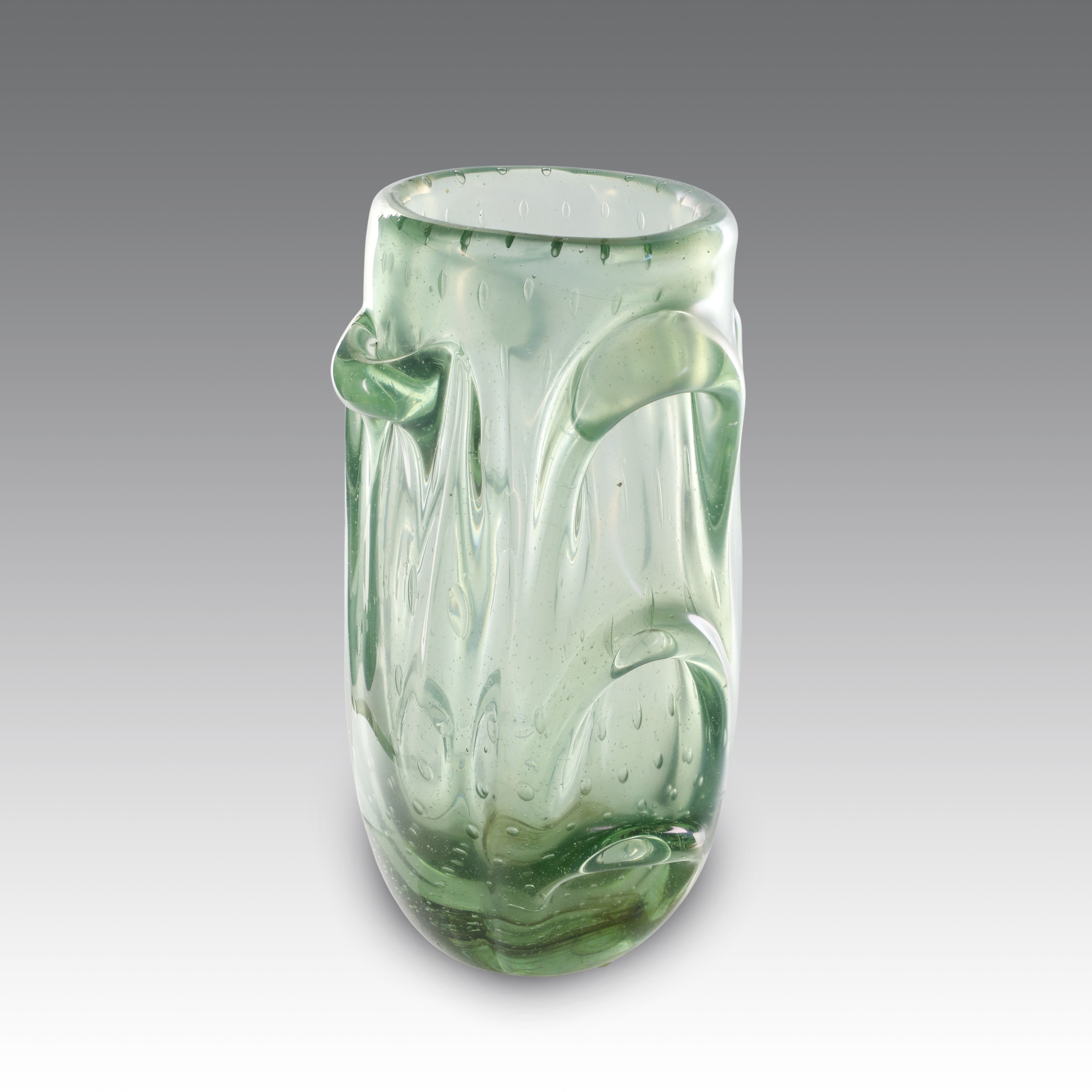 Vaso in vetro verde nord iridato con corpo plasmato e elementi curvi a rilievo, Manifattura Barov...