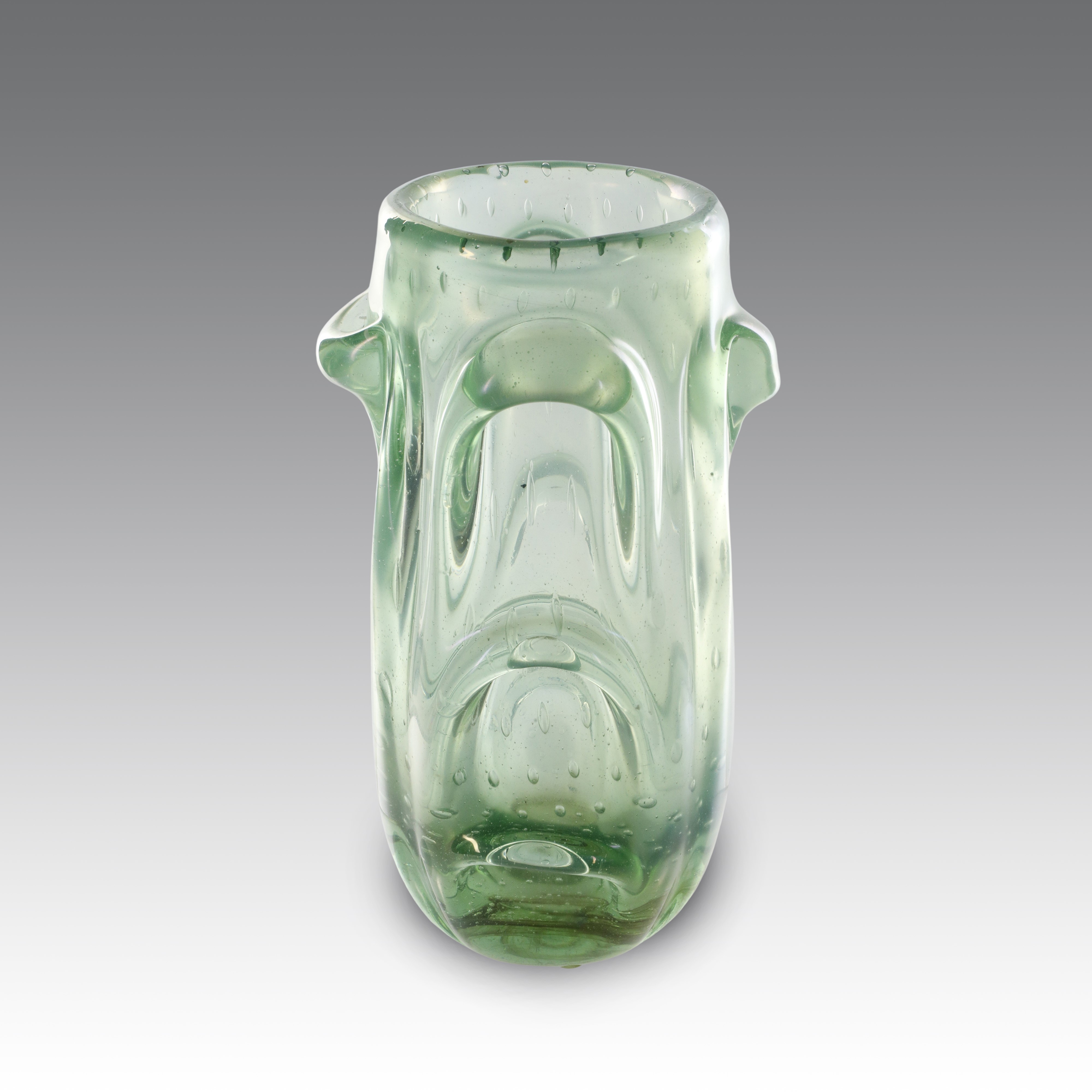 Vaso in vetro verde nord iridato con corpo plasmato e elementi curvi a rilievo, Manifattura Barov...