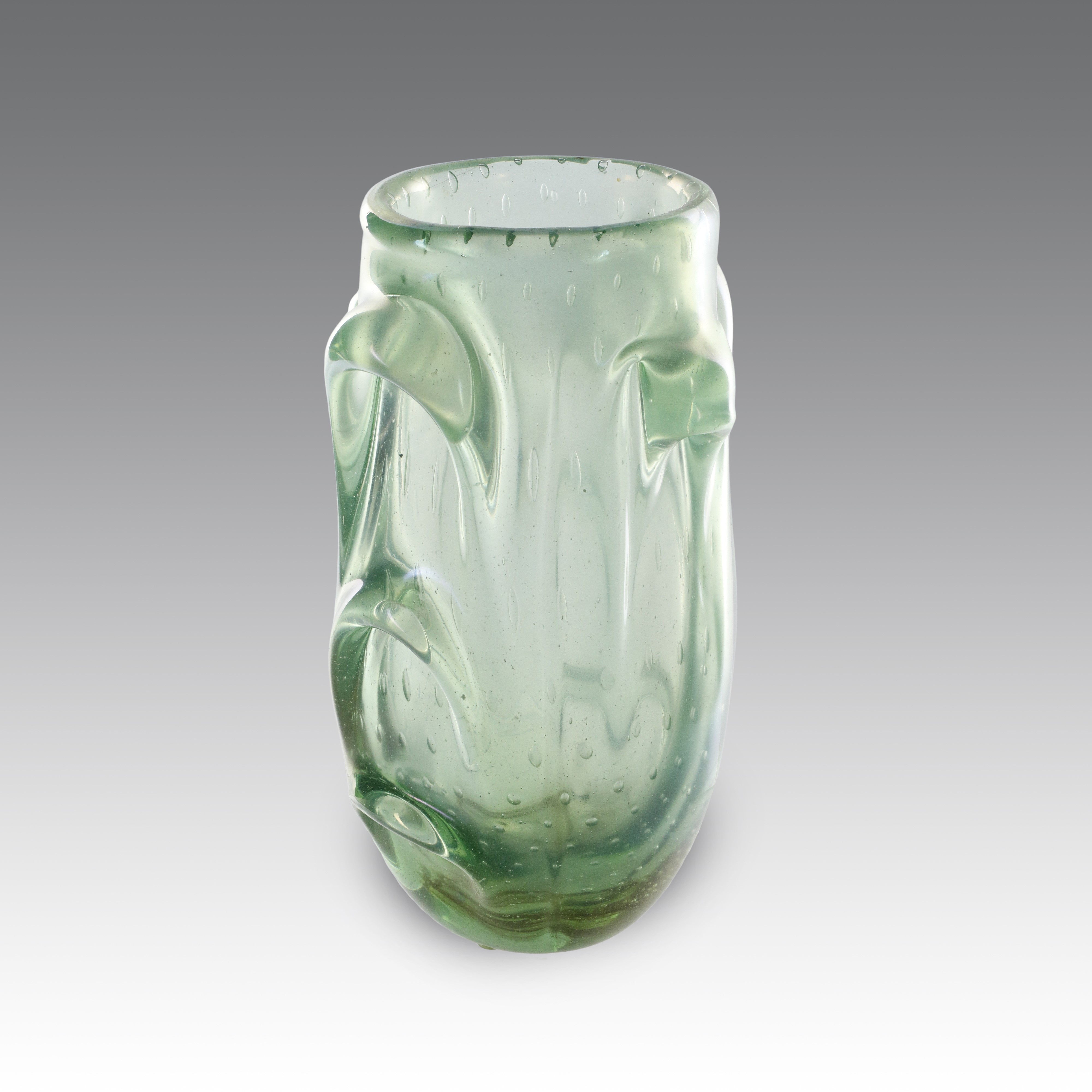 Vaso in vetro verde nord iridato con corpo plasmato e elementi curvi a rilievo, Manifattura Barov...