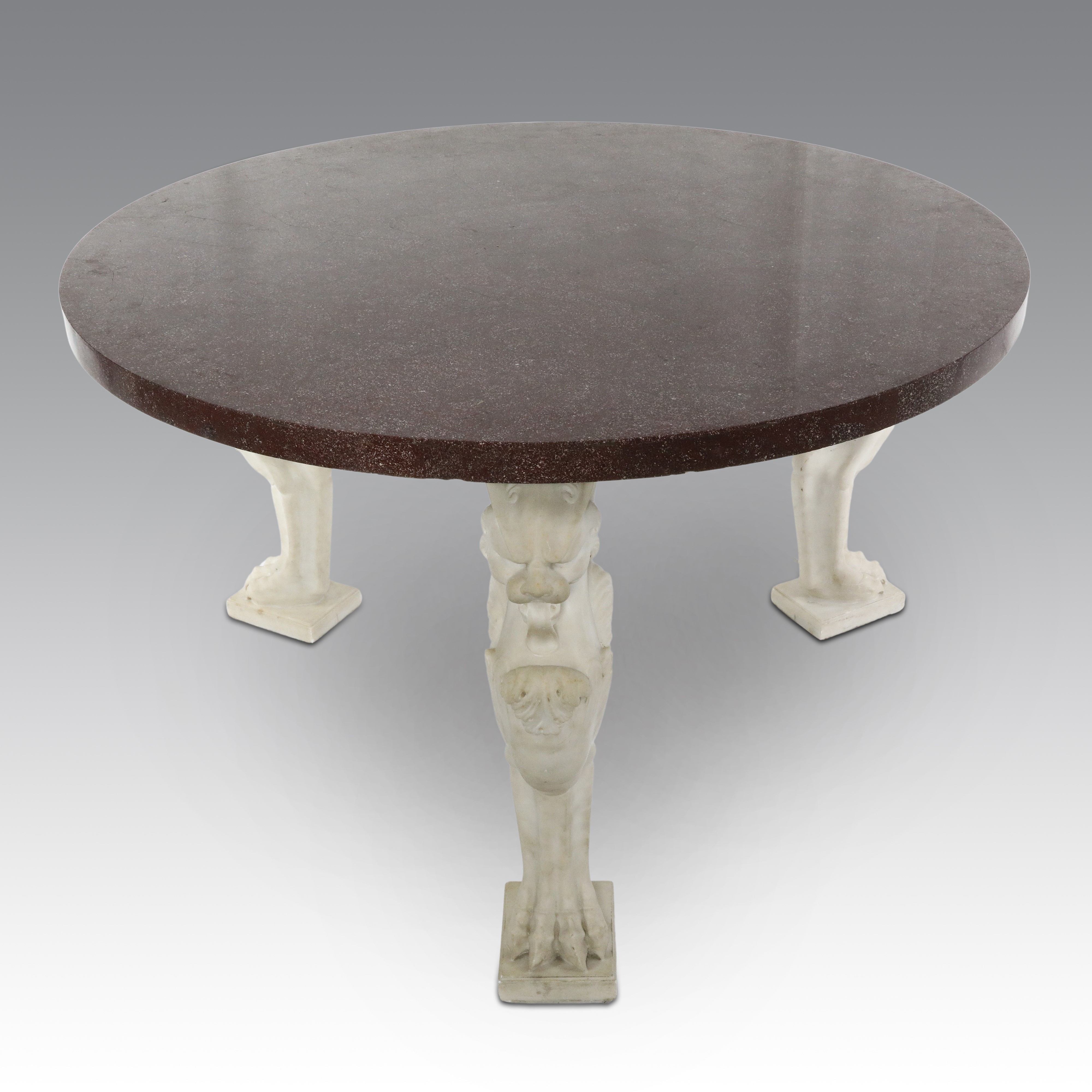Celeste Dell'anna - Tavolo tondo in porfido egiziano con gambe leonine in marmo di Carrara, XIX s...