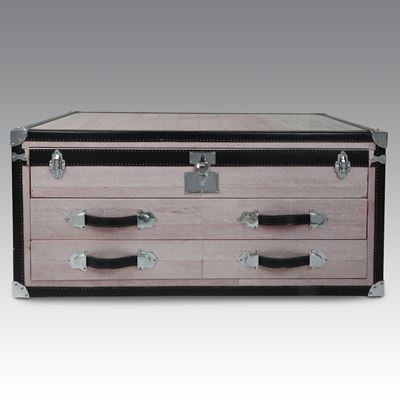 Baule in pelle stampata rosa con elementi in acciaio e fronte a tre cassetti