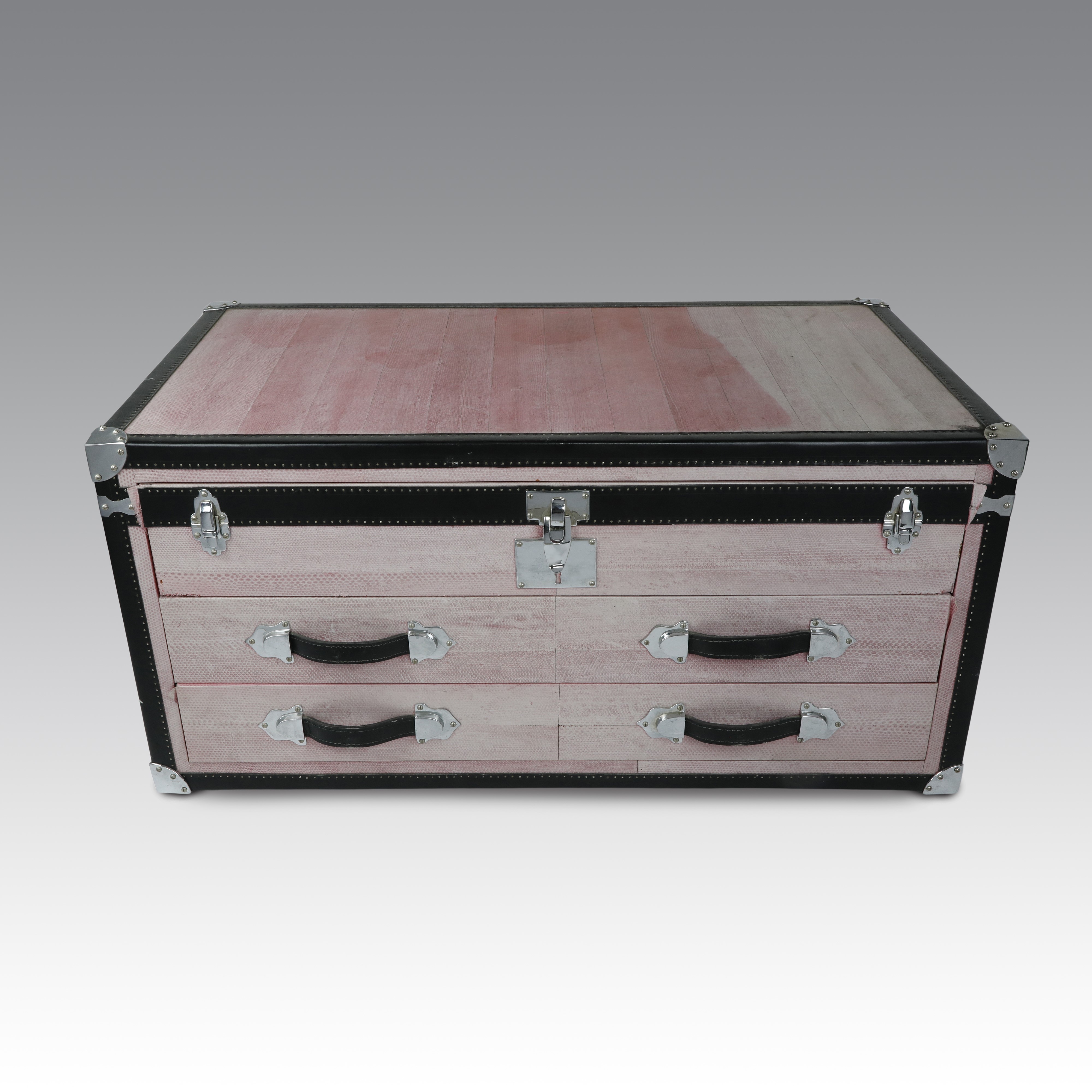 Celeste Dell'anna - Baule in pelle stampata rosa con elementi in acciaio e fronte a tre cassetti