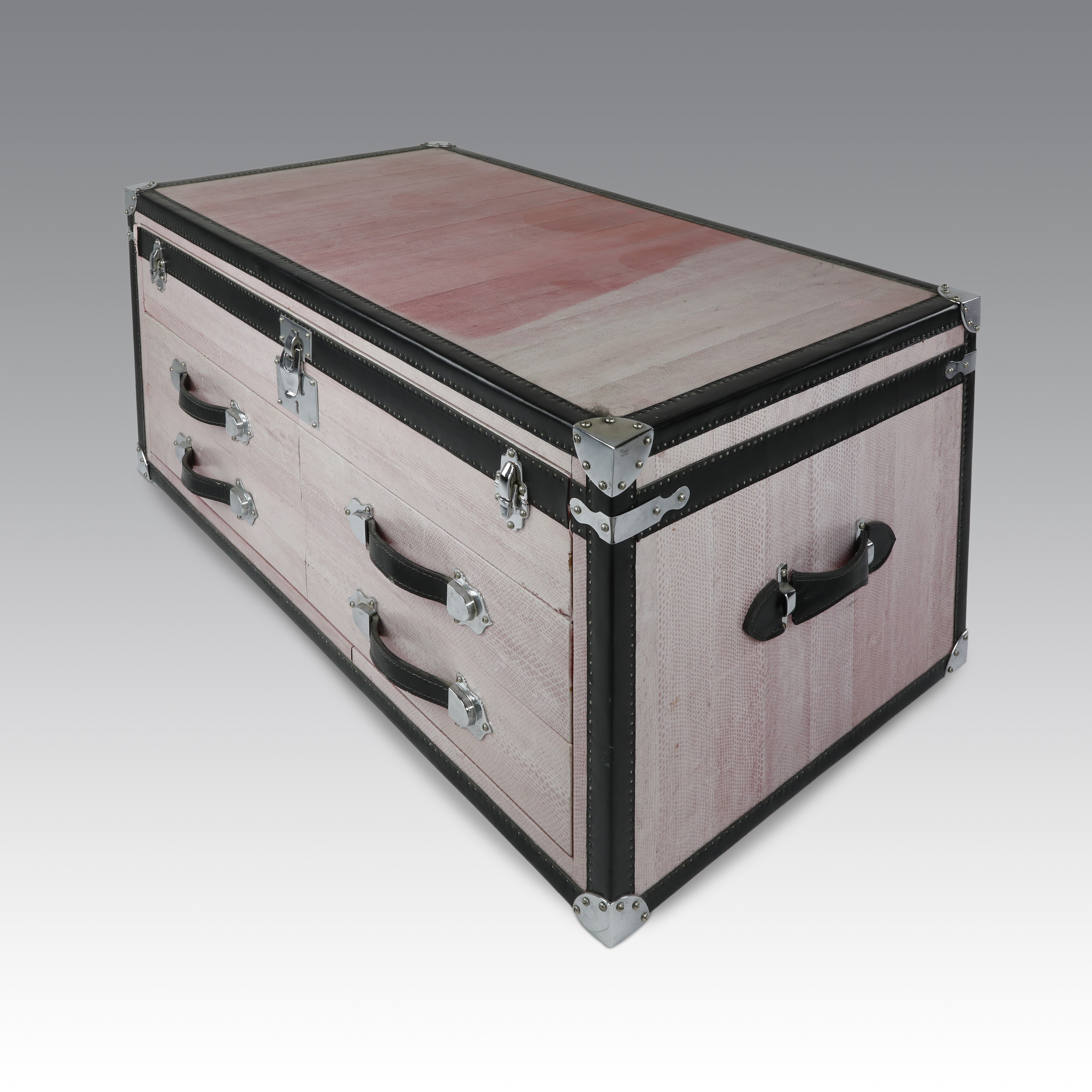 Celeste Dell'anna - Baule in pelle stampata rosa con elementi in acciaio e fronte a tre cassetti