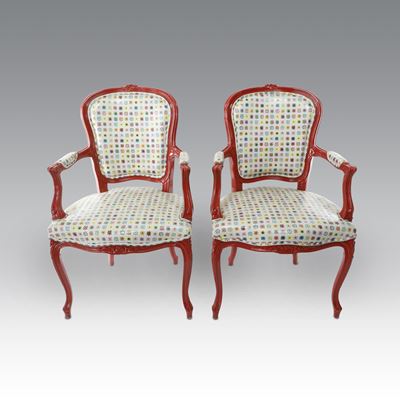 Coppia di poltroncine in stile Luigi Filippo, legno laccato rosso e ecopelle floreale multicolor