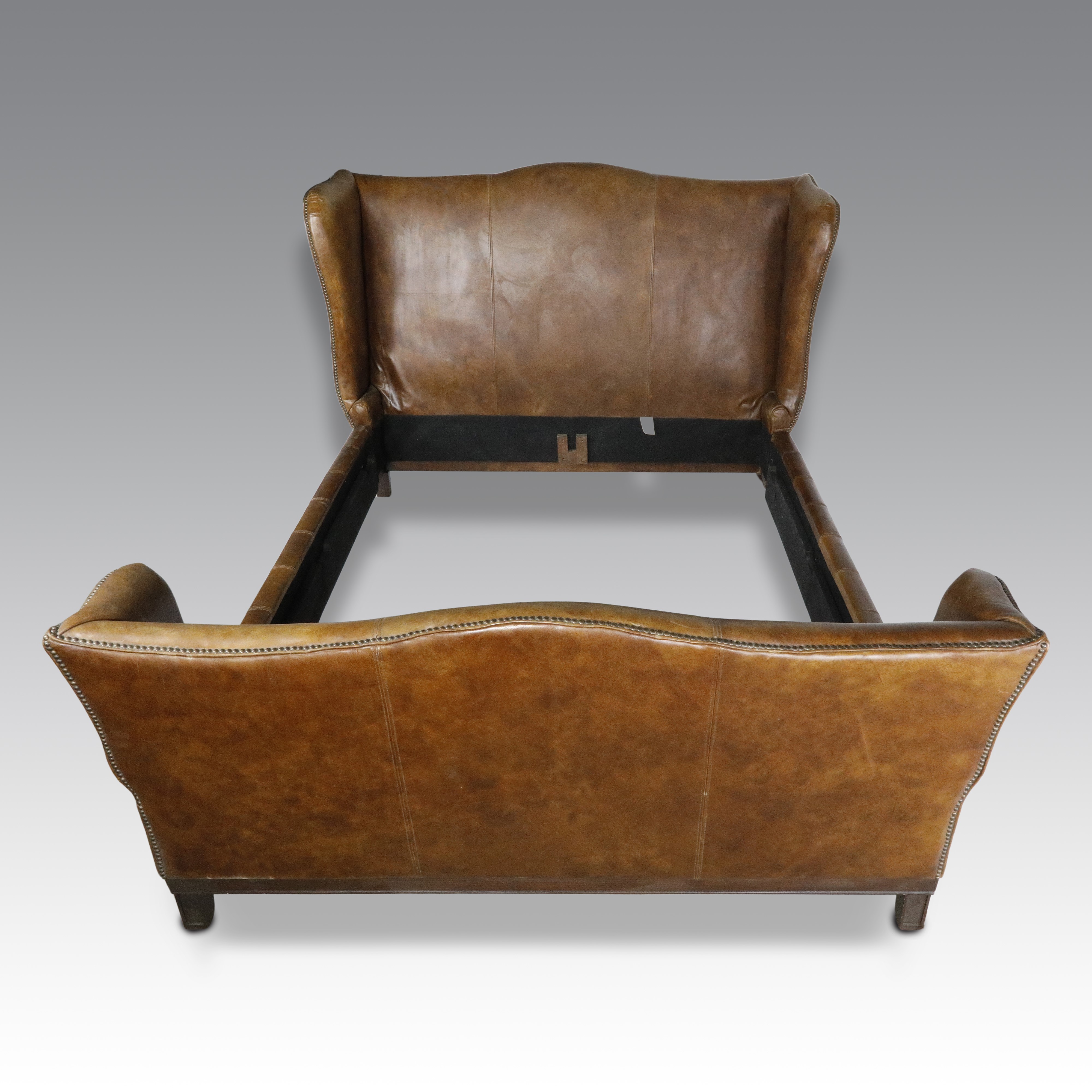 Produzione inglese del XX secolo, Letto matrimoniale in pelle stile Chester