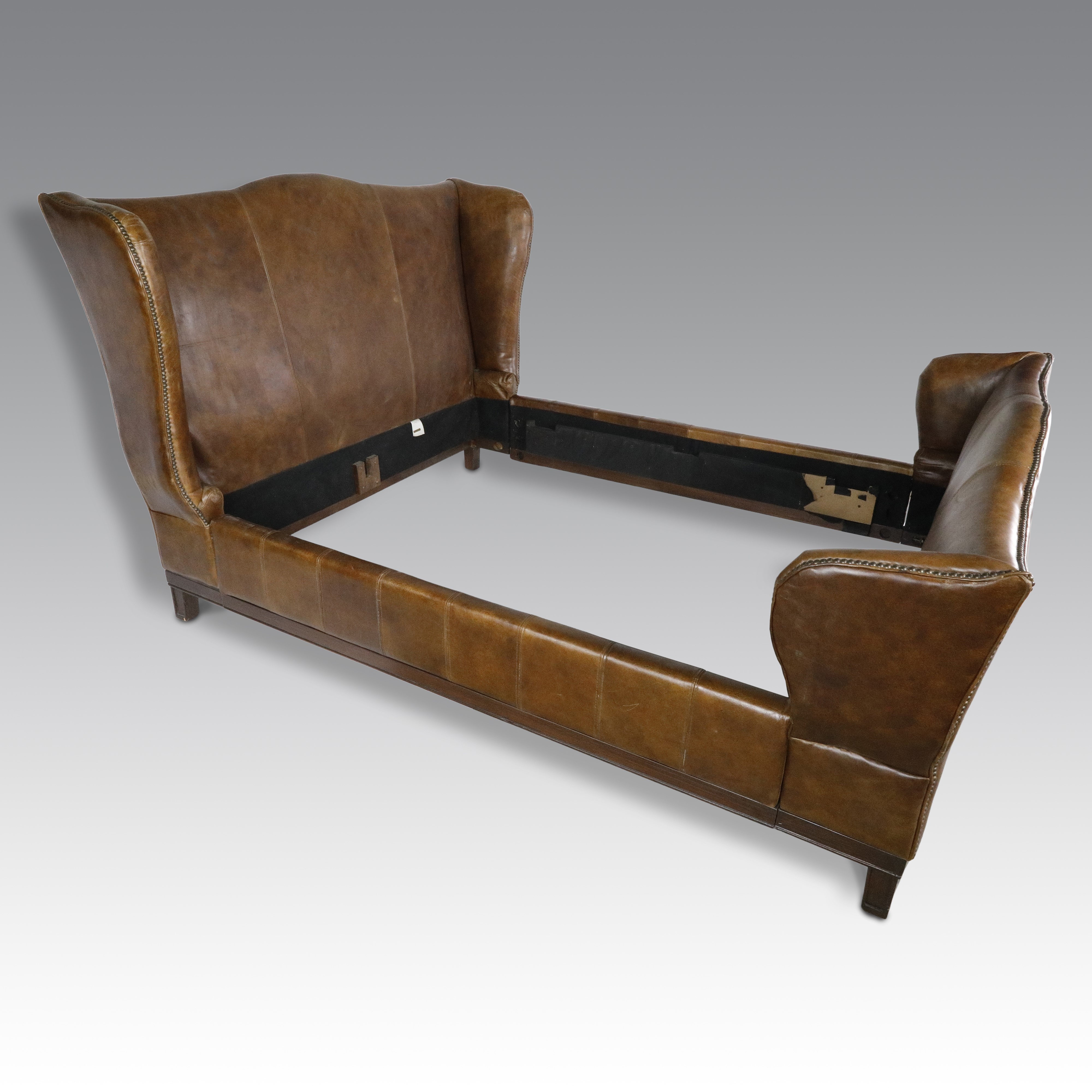 Produzione inglese del XX secolo, Letto matrimoniale in pelle stile Chester