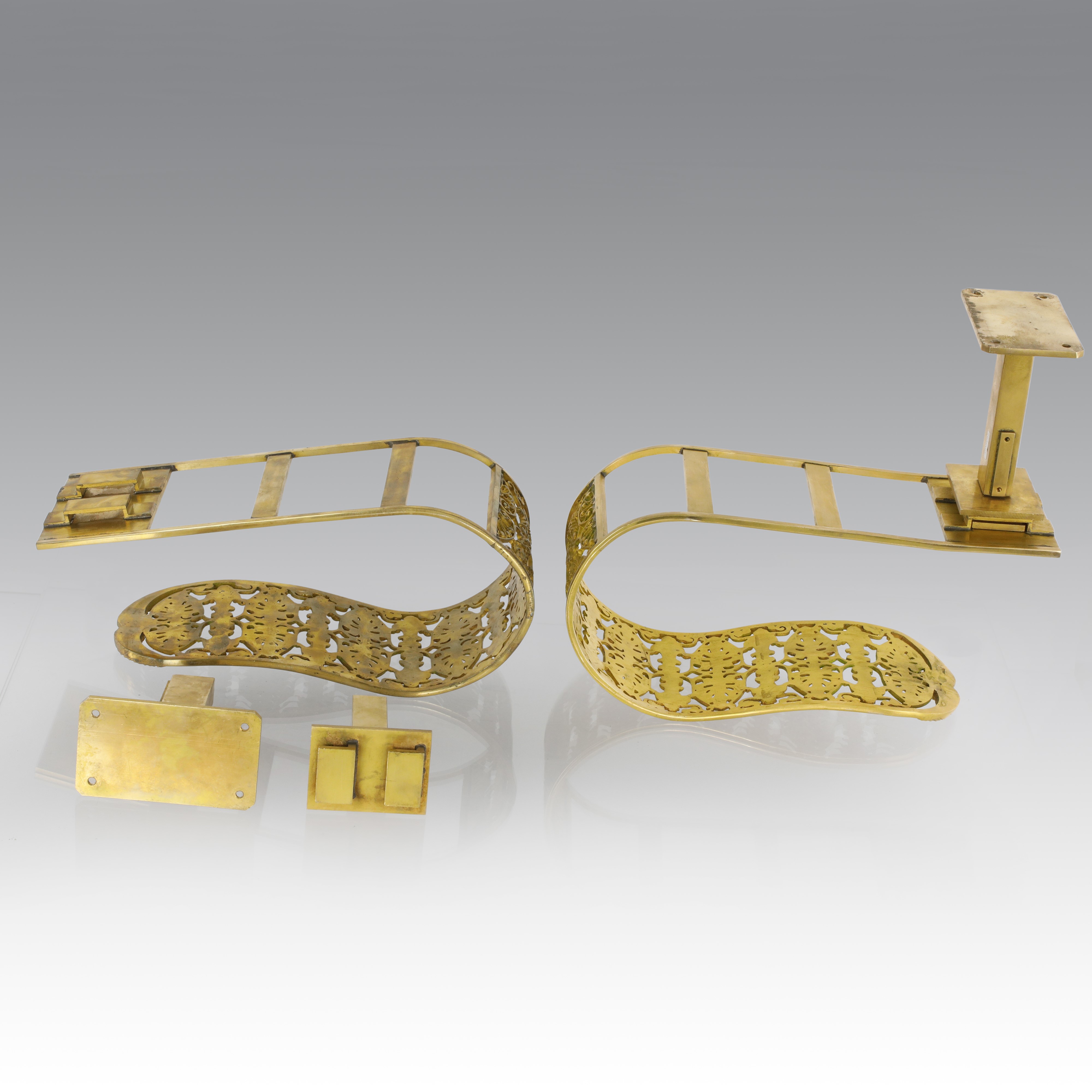 Celeste Dell'anna - Coppia di embrasse per tendaggi in bronzo dorato traforato
