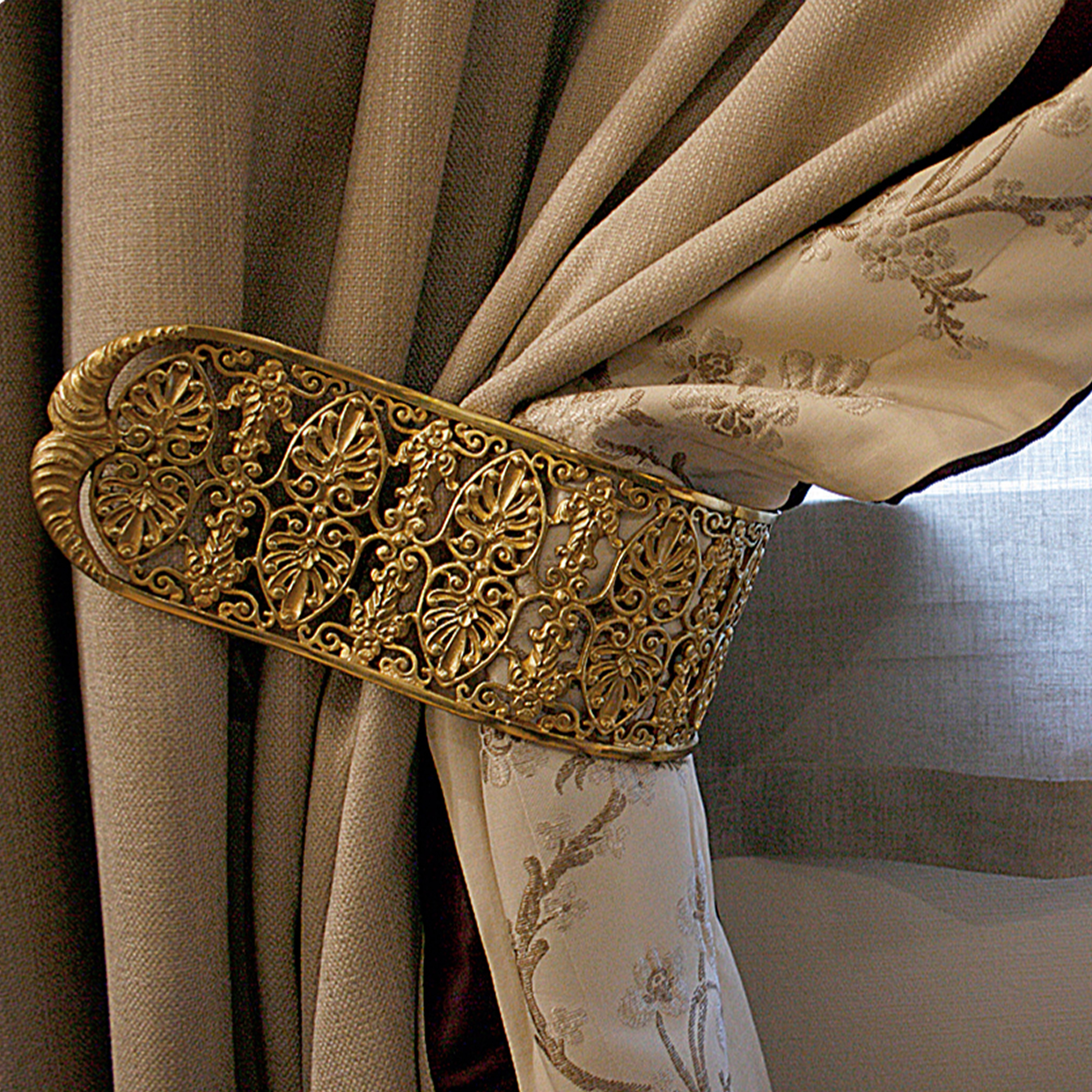 Celeste Dell'anna - Coppia di embrasse per tendaggi in bronzo dorato traforato