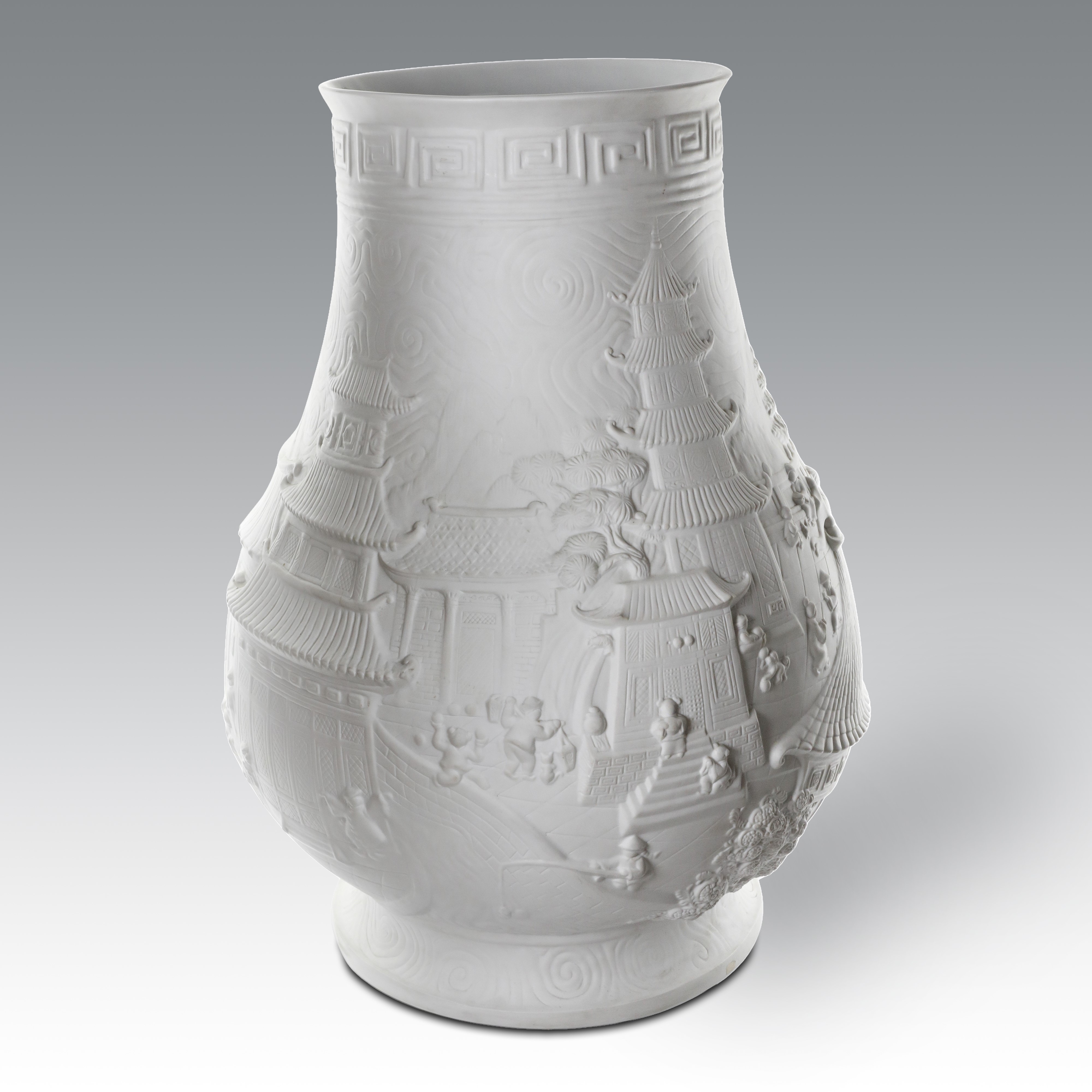 Jean Boggio, Vaso in biscuit bianco «Impression China» (ispirazione orientale)