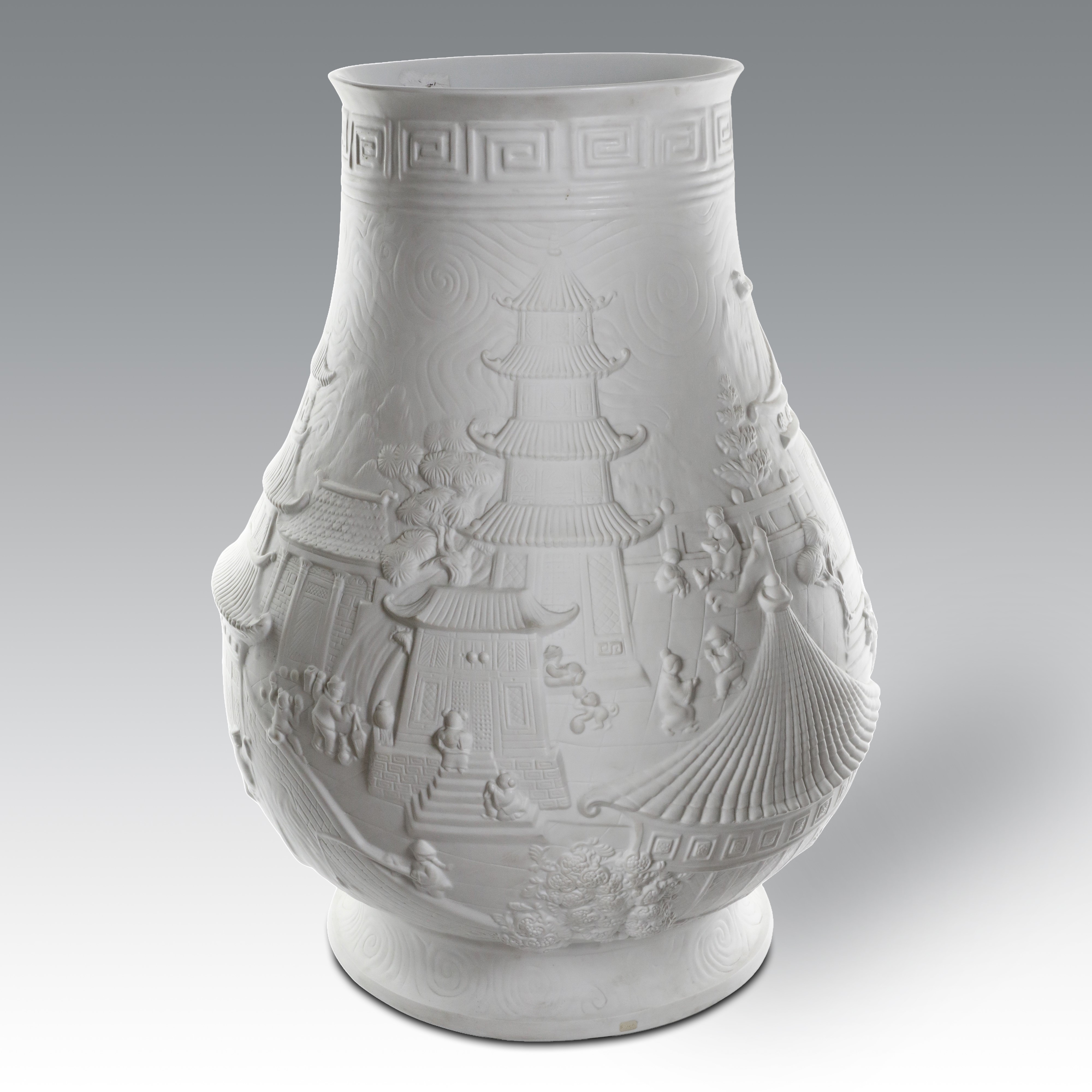 Jean Boggio, Vaso in biscuit bianco «Impression China» (ispirazione orientale)