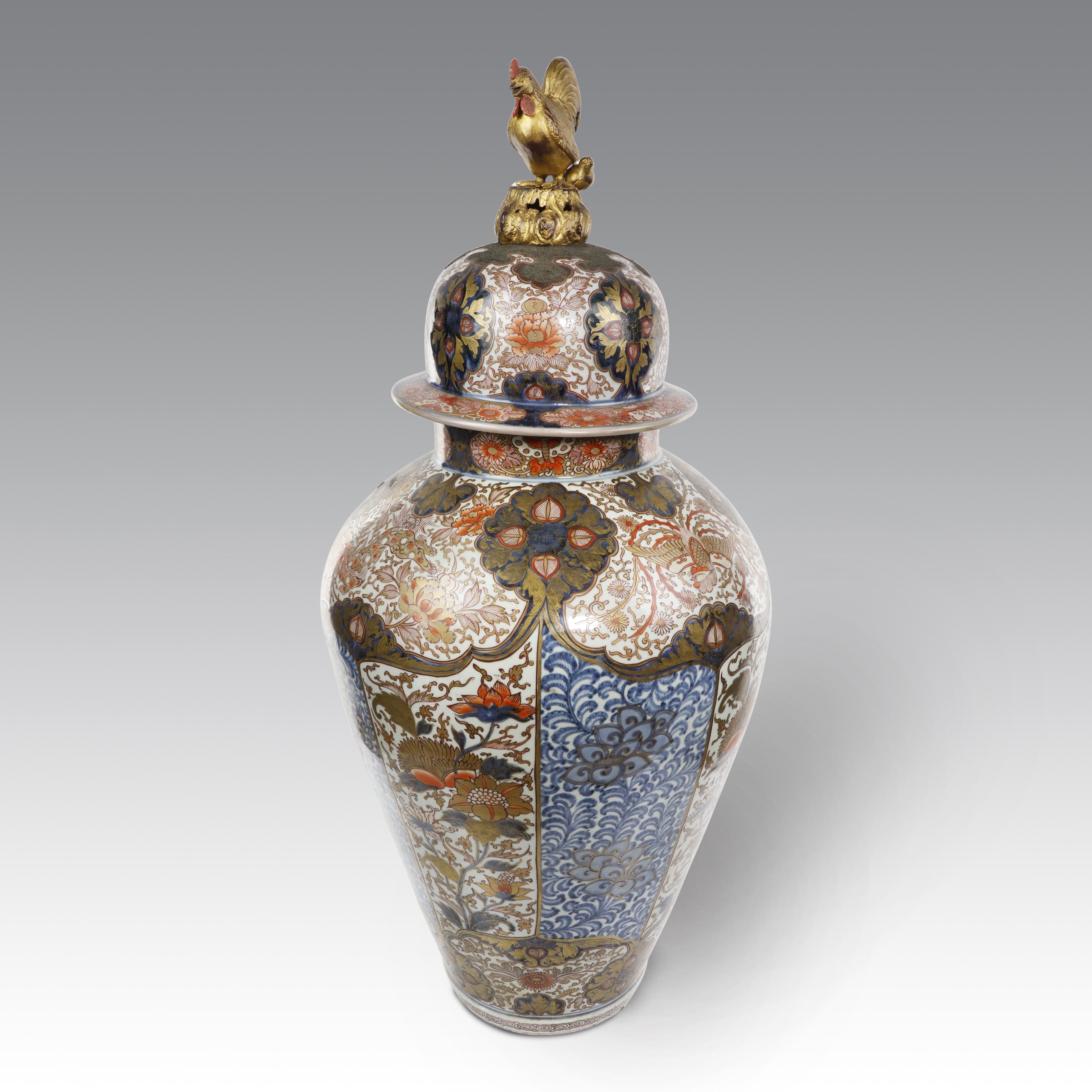 Giappone (periodo Genroku, c. 1720), Grande potiche Imari in porcellana policroma giapponese con ...