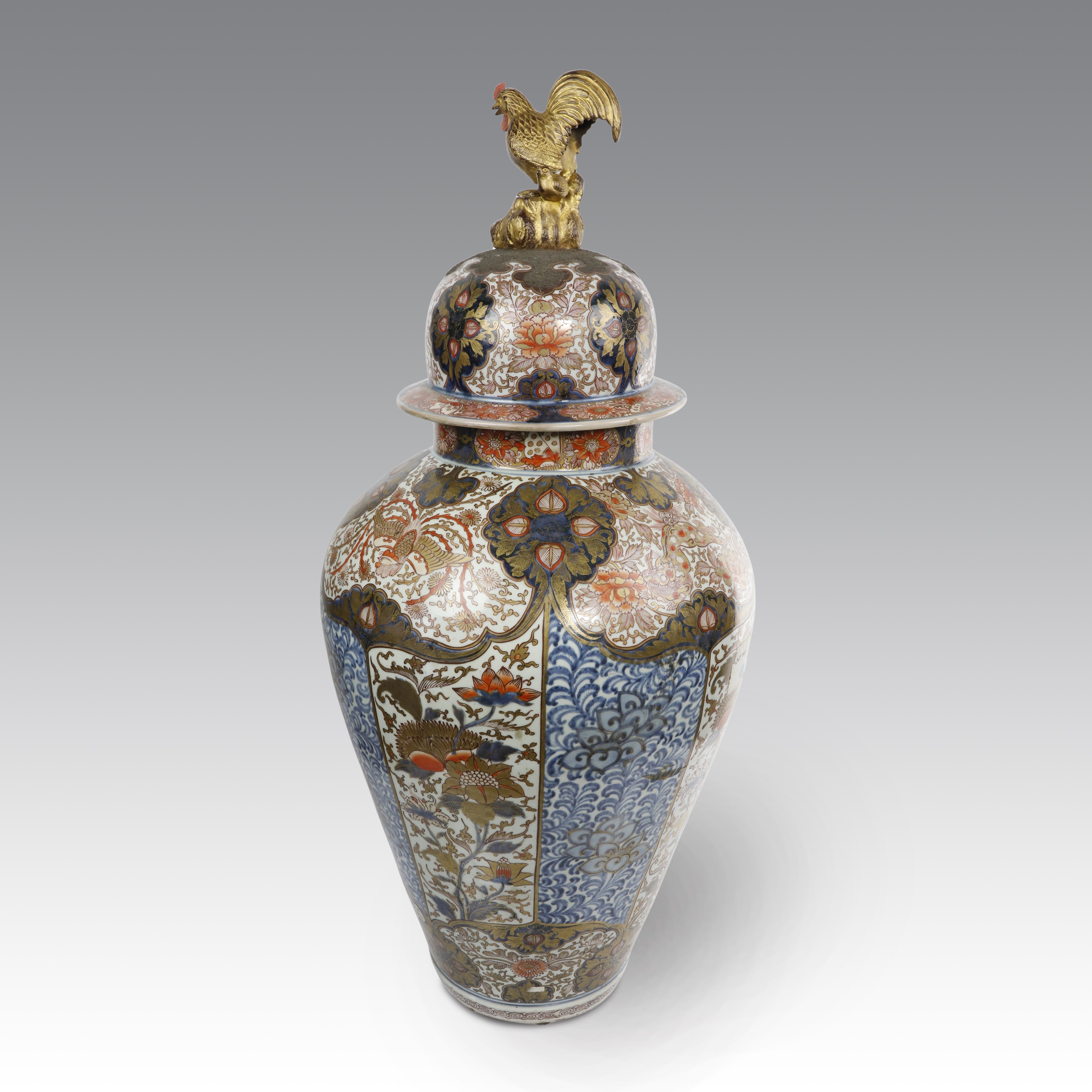 Giappone (periodo Genroku, c. 1720), Grande potiche Imari in porcellana policroma giapponese con ...