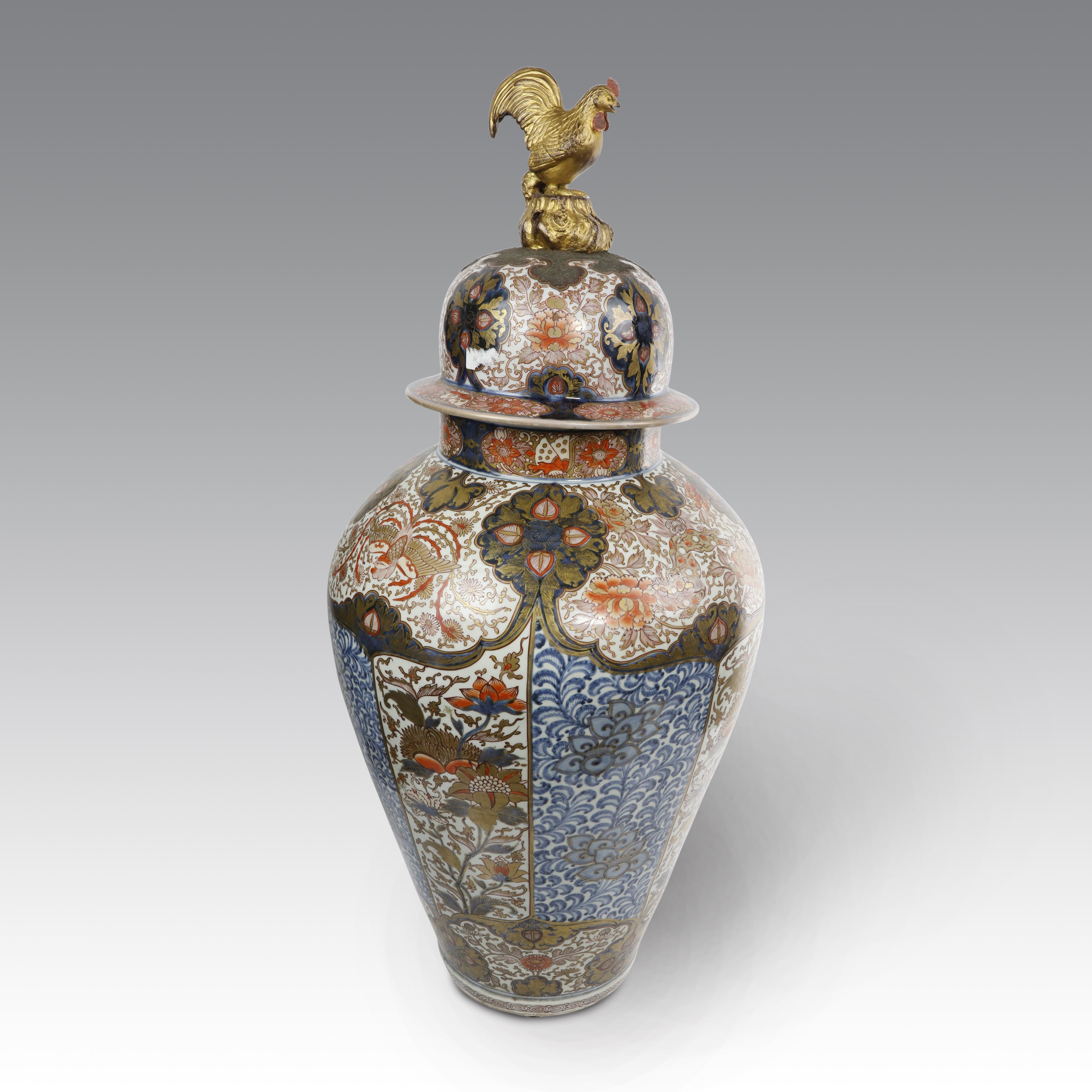 Giappone (periodo Genroku, c. 1720), Grande potiche Imari in porcellana policroma giapponese con ...