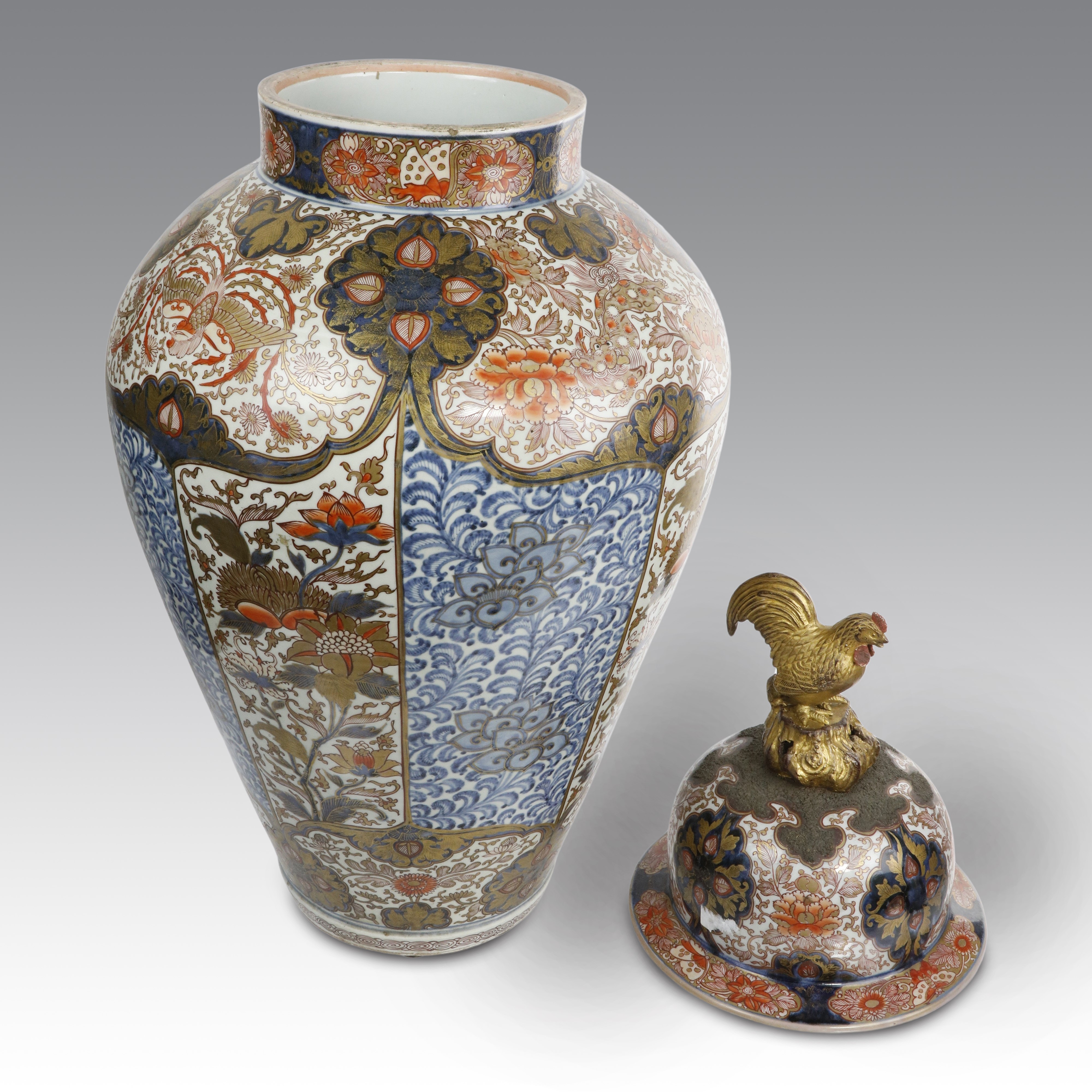 Giappone (periodo Genroku, c. 1720), Grande potiche Imari in porcellana policroma giapponese con ...