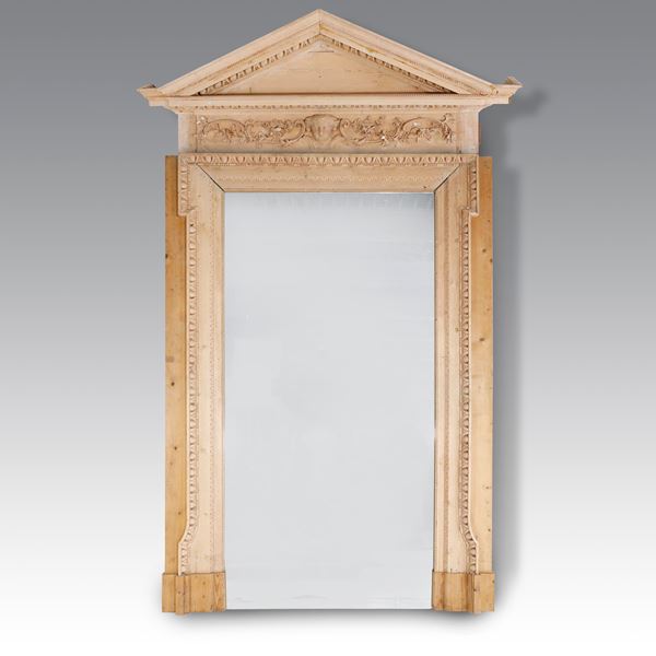 Portale in legno intagliato