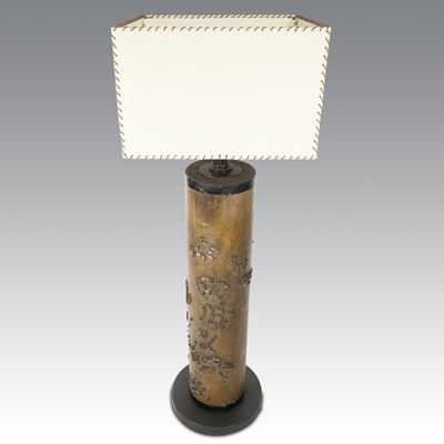 Lampada da tavolo in legno e ottone realizzata da rullo per stampa tessile