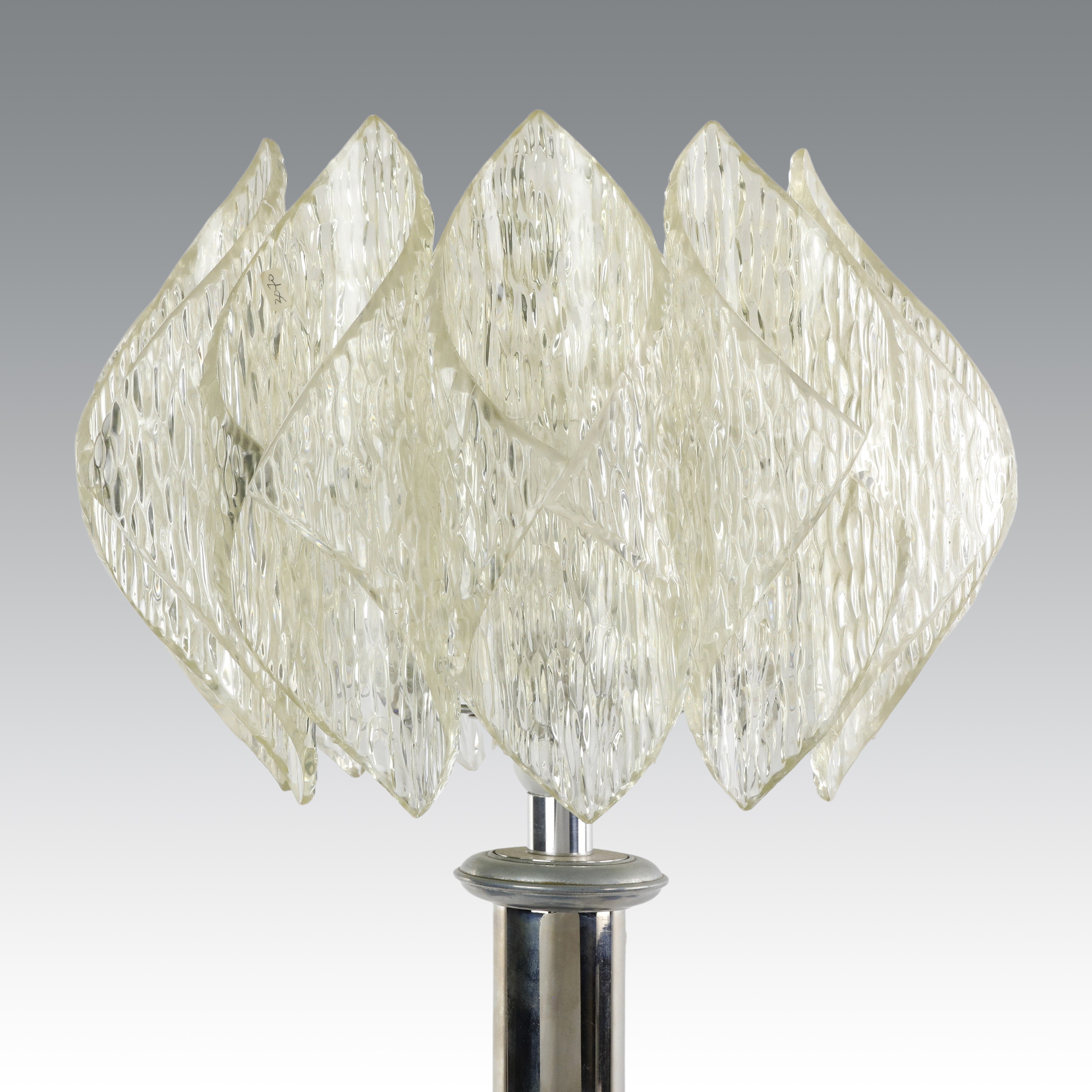 Lampada da tavolo in plexiglass, produzione Italia, a tre steli cromati
