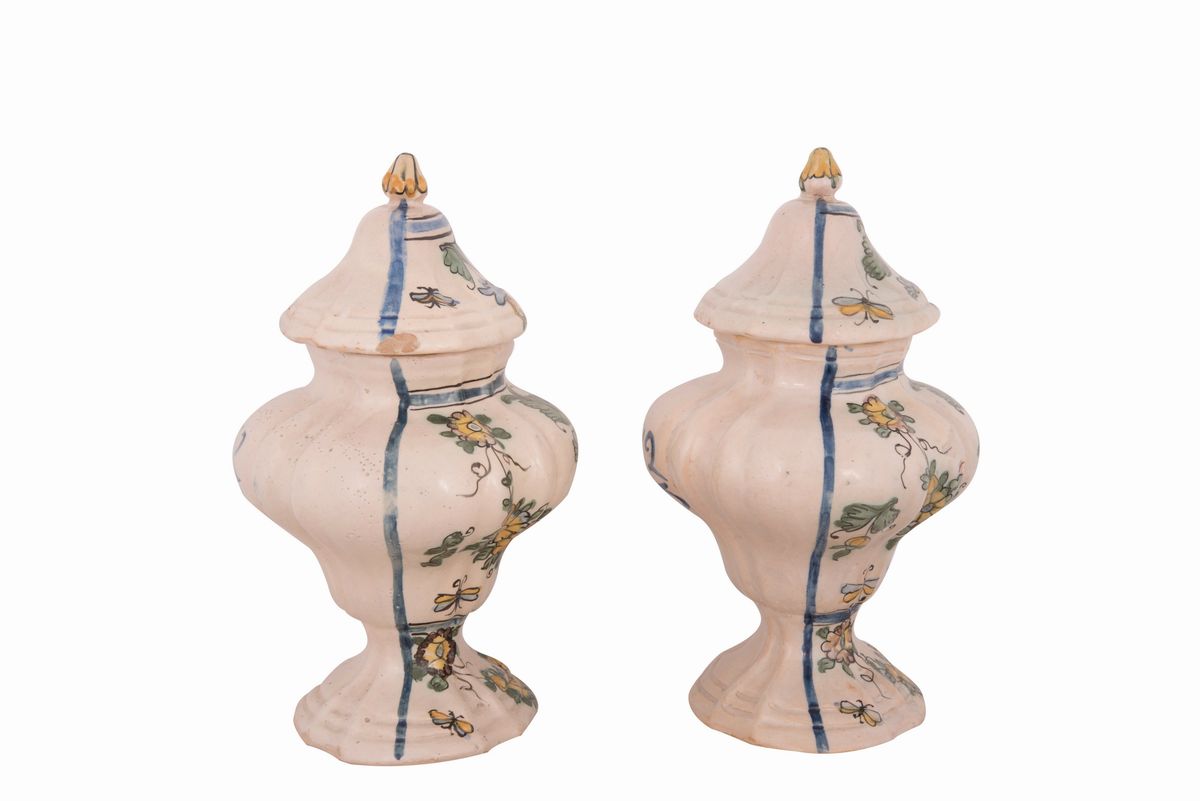 Potiques con Coperchio con Presa a Pigna.