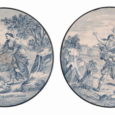 Coppia di Grandi Piatti in Maiolica Bianca e Blu Raffiguranti "ratto delle Sabine" e "romolo e Re...