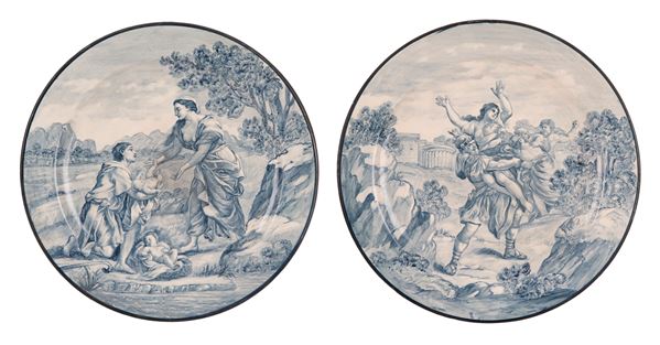 Manifattura di Albissola, fine XIX- primi del XX secolo - Coppia di grandi piatti in maiolica bianca e blu a) Ratto delle Sabine; b) Romolo e Remo