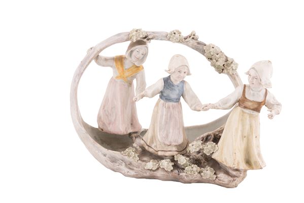 Centrotavola in maiolica raffigurante tre fanciulle olandesi