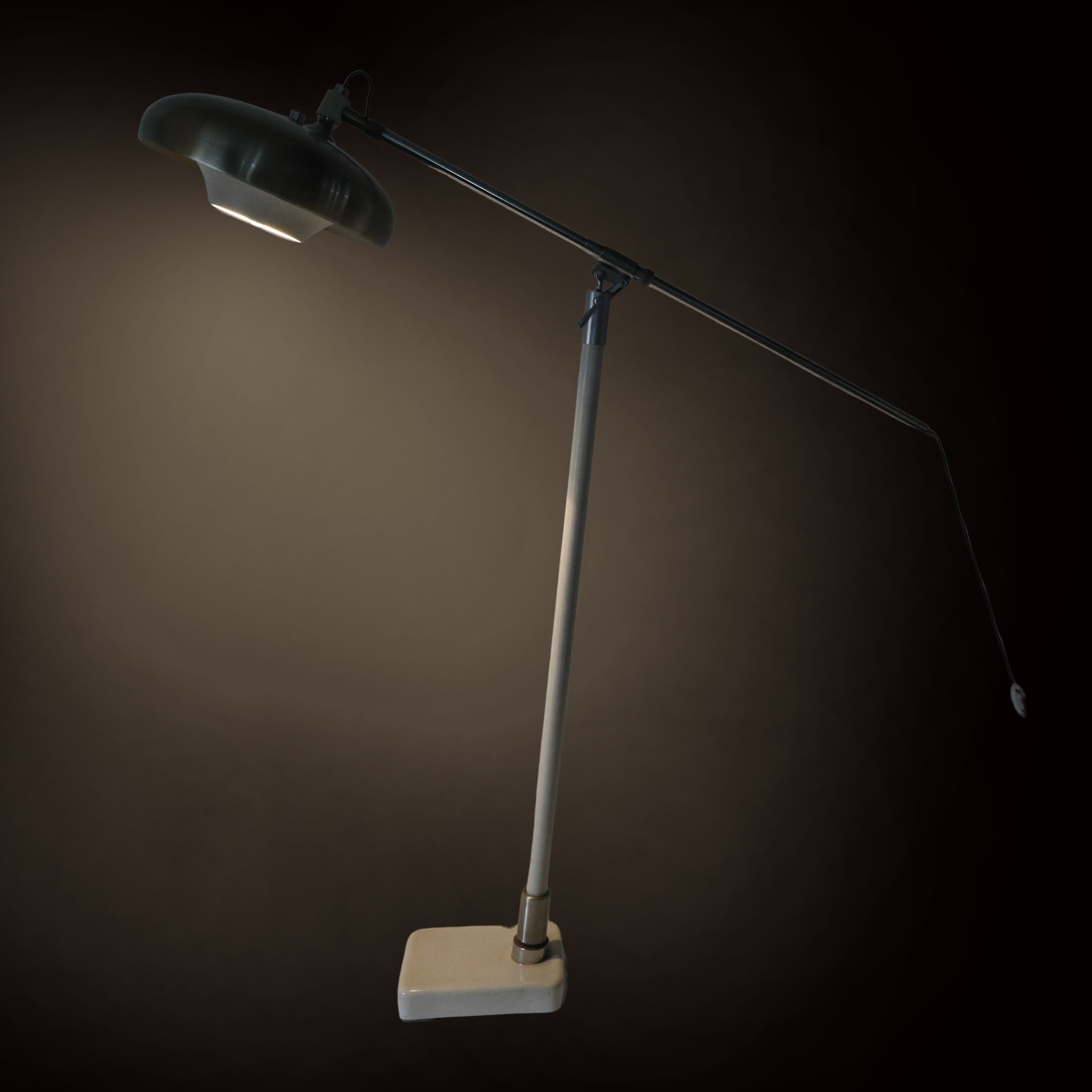 Italia, Lampada da terra “Giraffa” ad una luce, braccio telescopico in acciaio cromato, diffusore...
