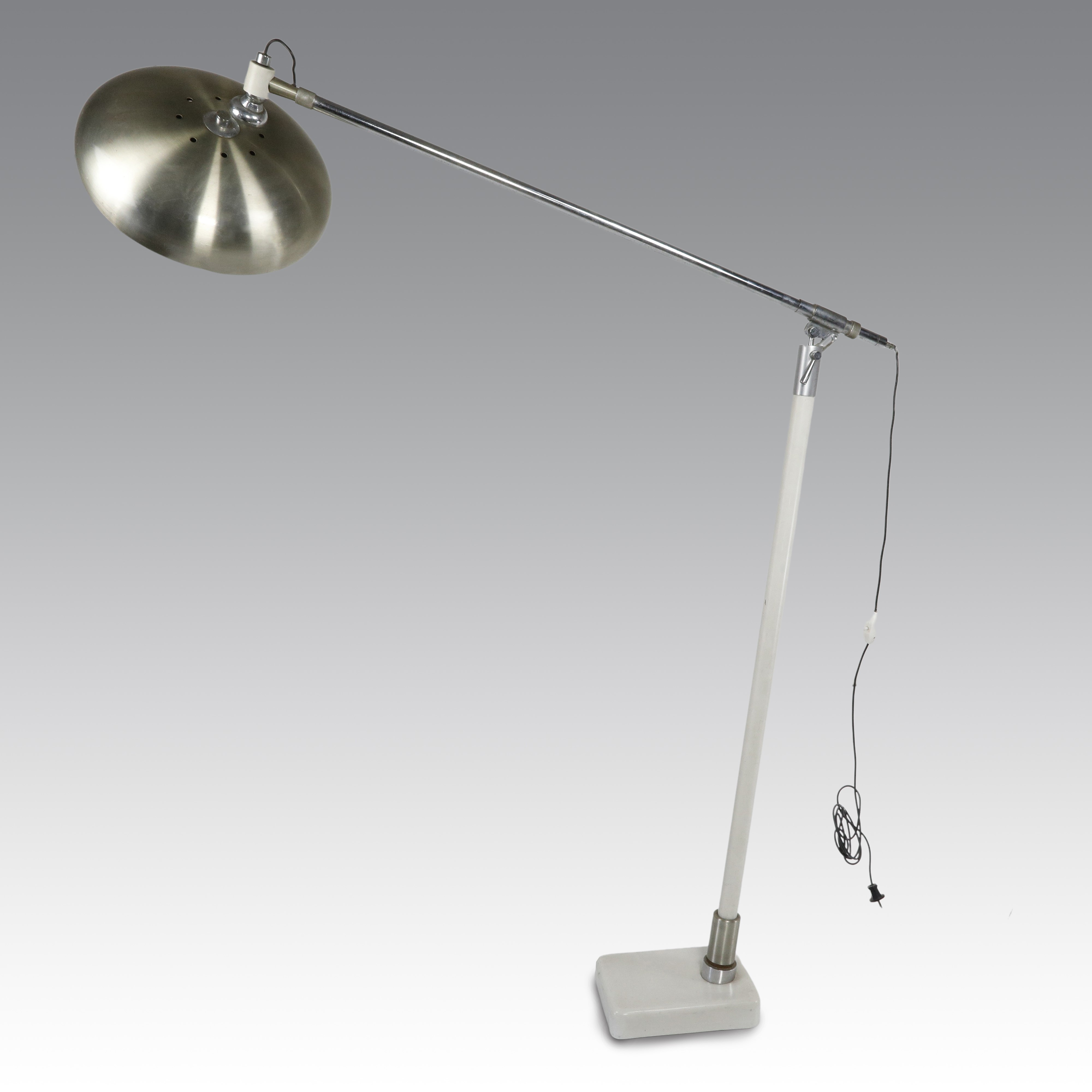 Italia, Lampada da terra “Giraffa” ad una luce, braccio telescopico in acciaio cromato, diffusore...