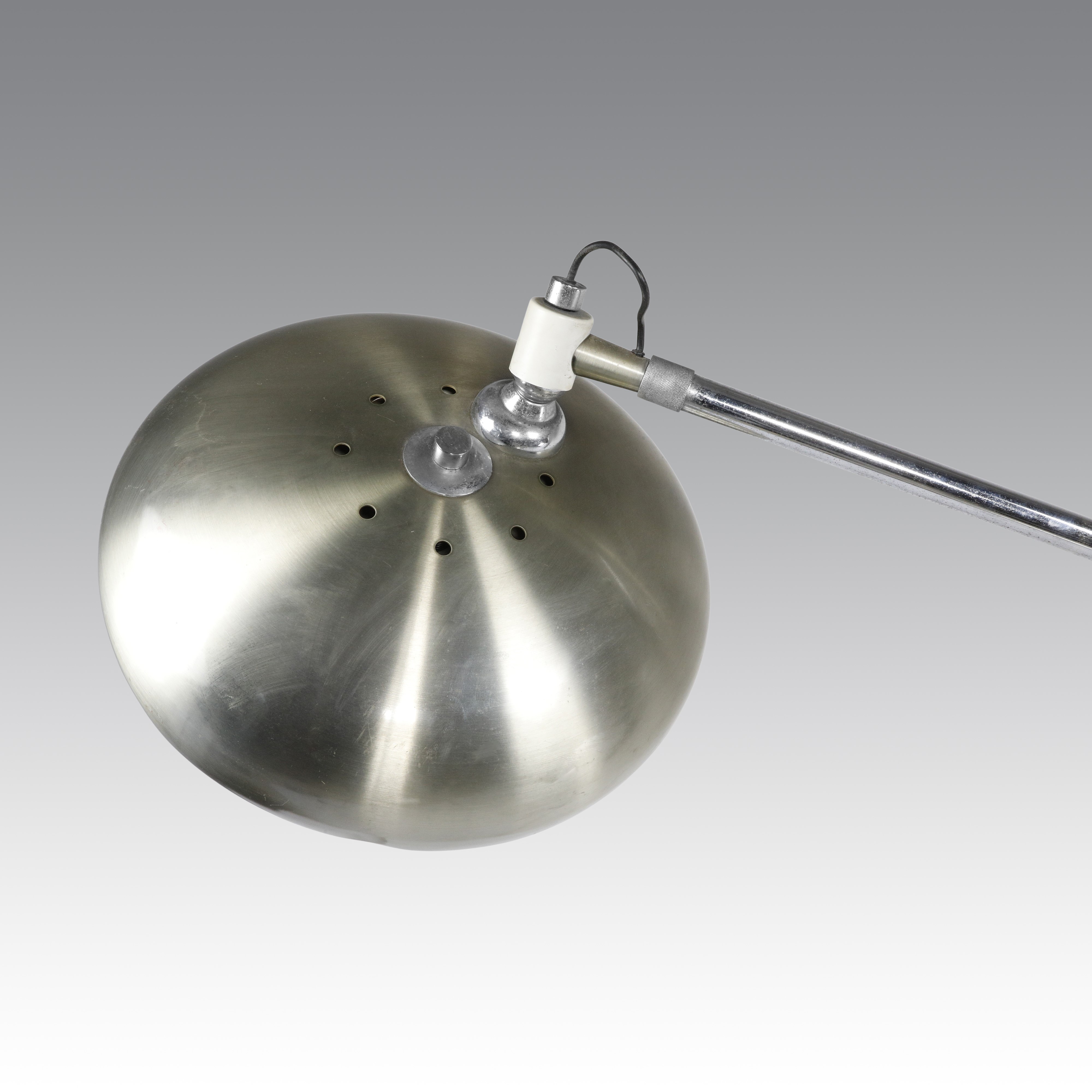 Italia, Lampada da terra “Giraffa” ad una luce, braccio telescopico in acciaio cromato, diffusore...