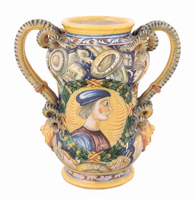 Vaso Cantagalli in Maiolica Decorato con Ritratto Maschile.