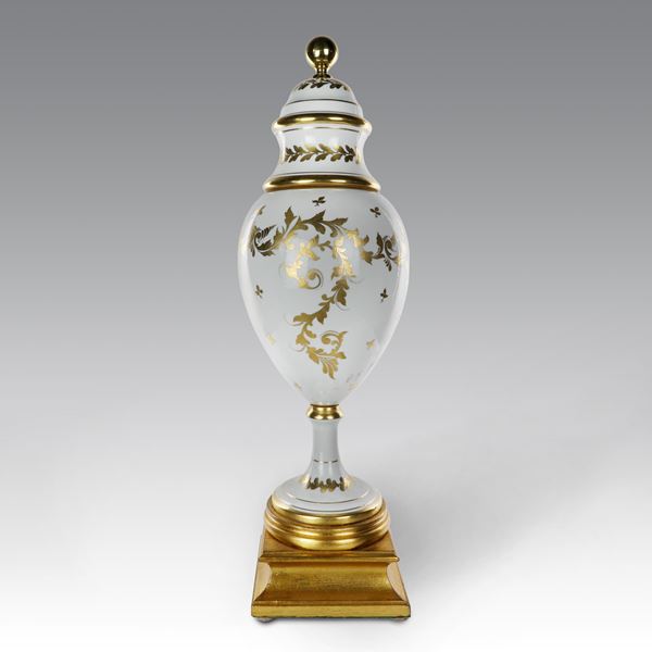 Vaso in ceramica bianca decorata con foliage in oro di manifattura francese 