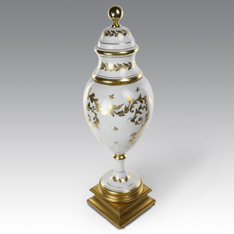 Vaso decorativo in ceramica bianca con decorazione a foliage in oro, manifattura francese, XX sec...