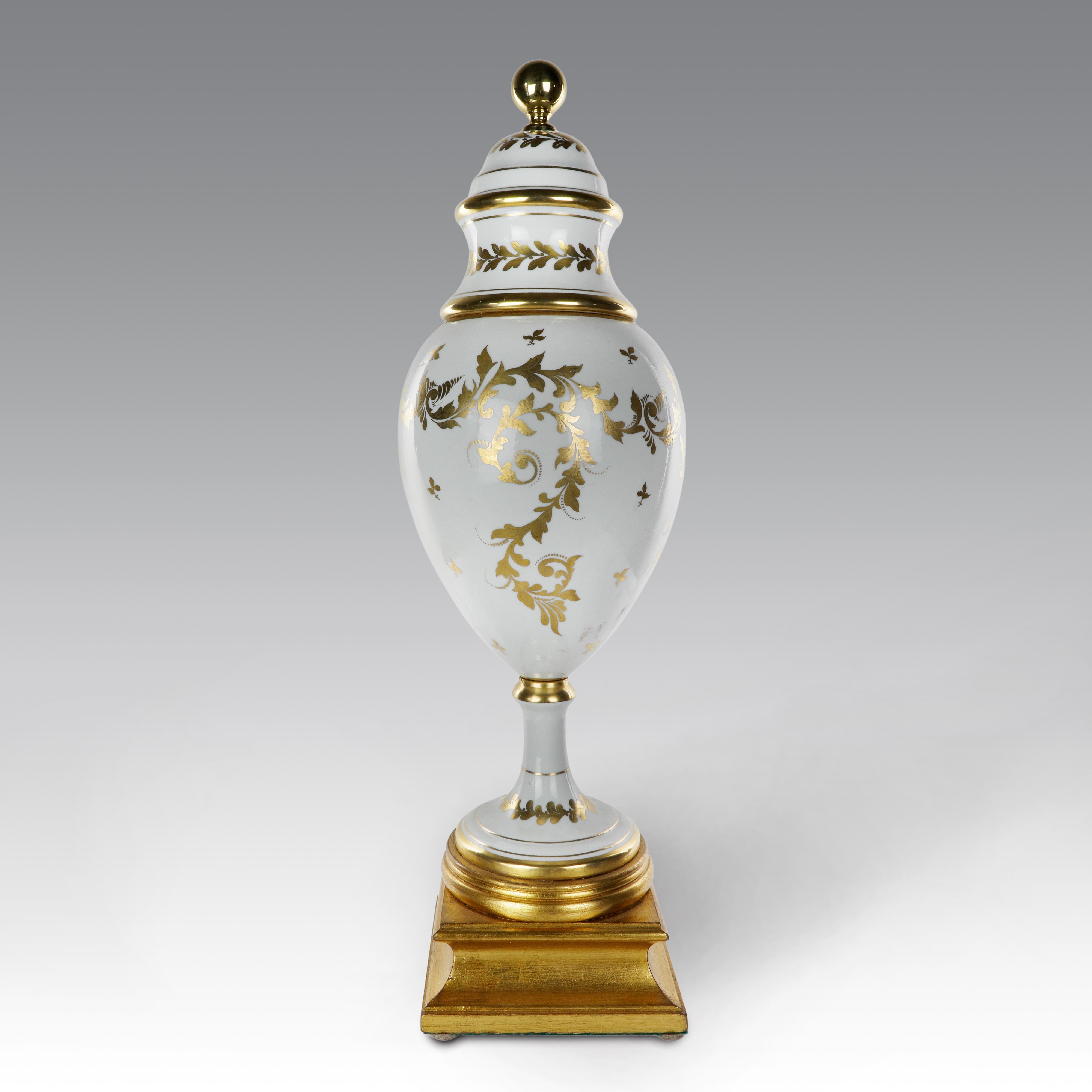 Vaso decorativo in ceramica bianca con decorazione a foliage in oro, manifattura francese, XX sec...