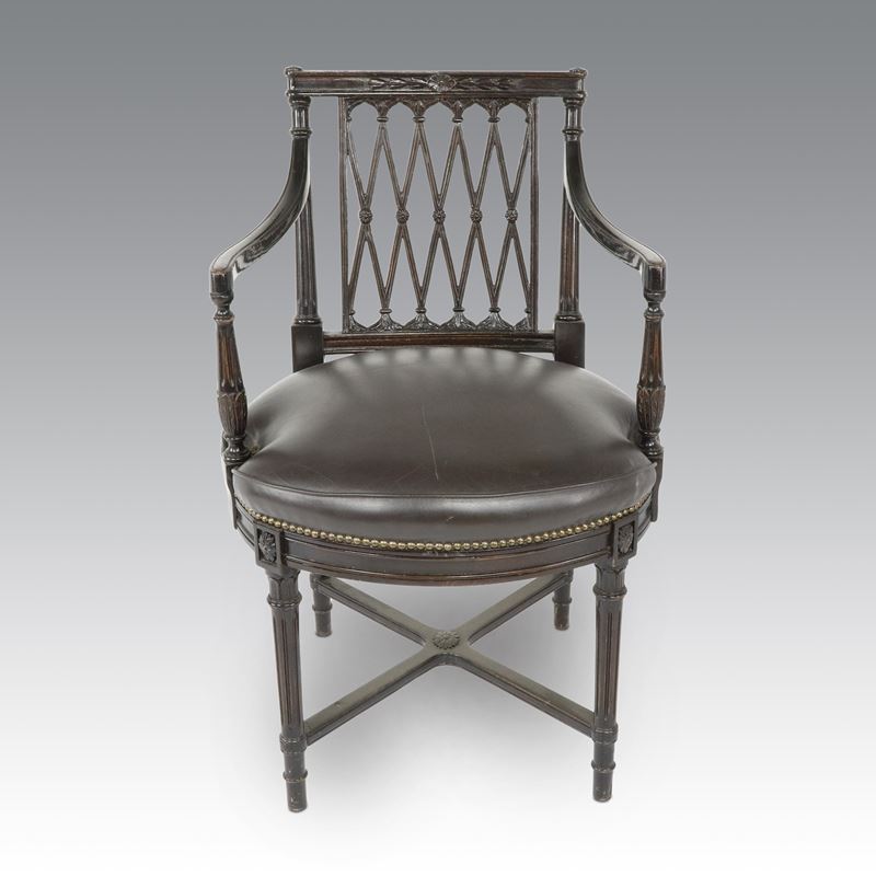 Poltroncina in stile Regency, braccioli in legno tinto nero e sedile in pelle nera