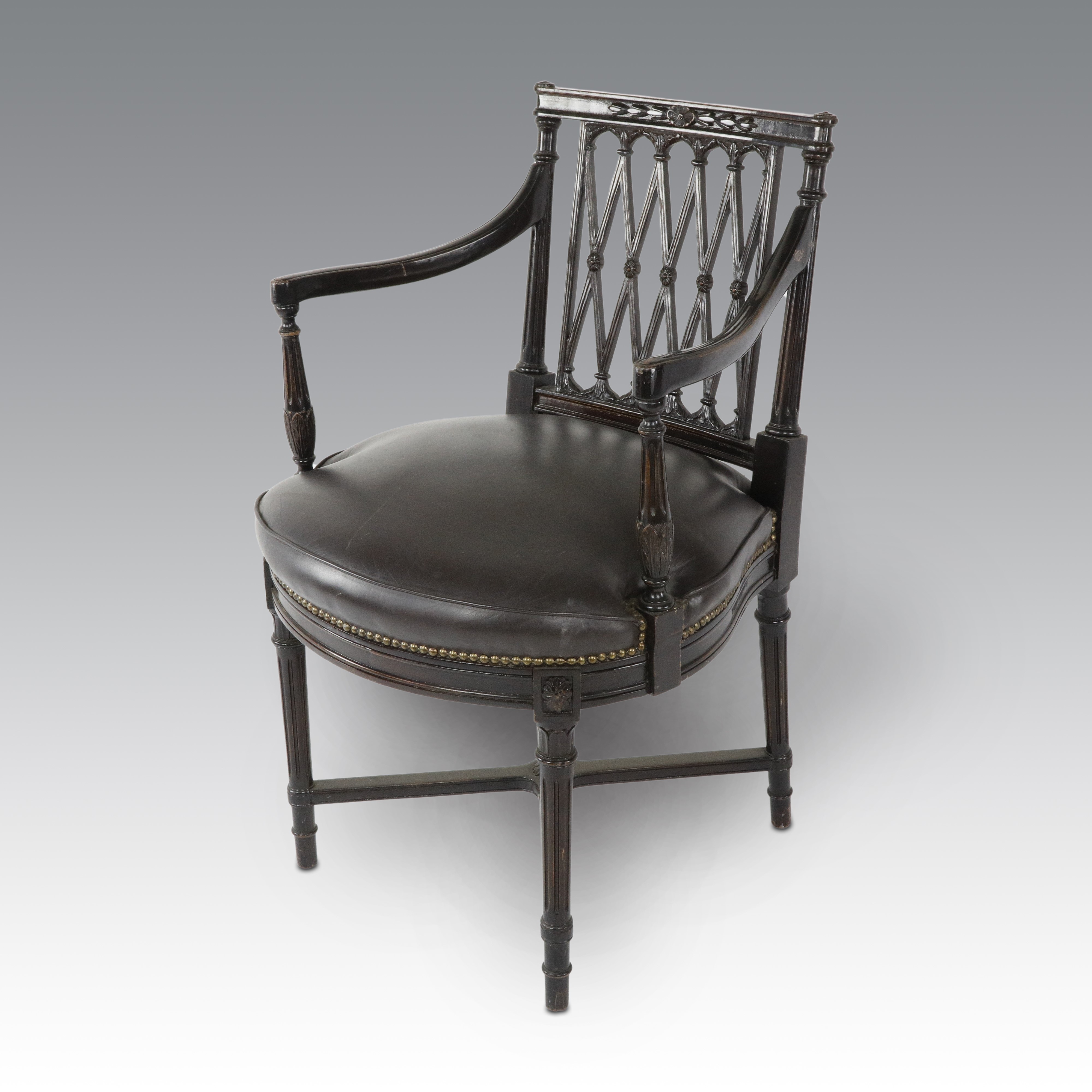 Poltroncina in stile Regency, braccioli in legno tinto nero e sedile in pelle nera