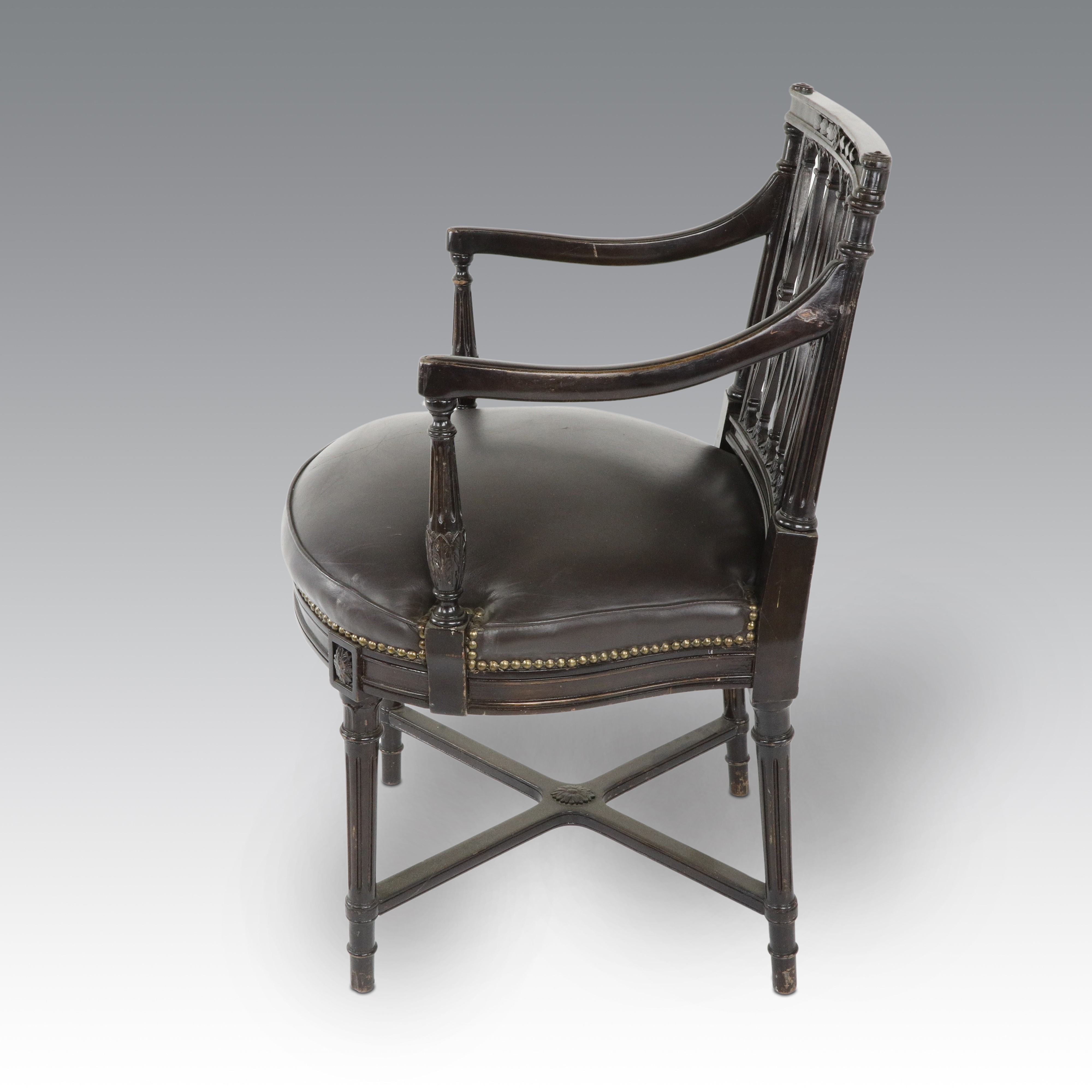 Poltroncina in stile Regency, braccioli in legno tinto nero e sedile in pelle nera