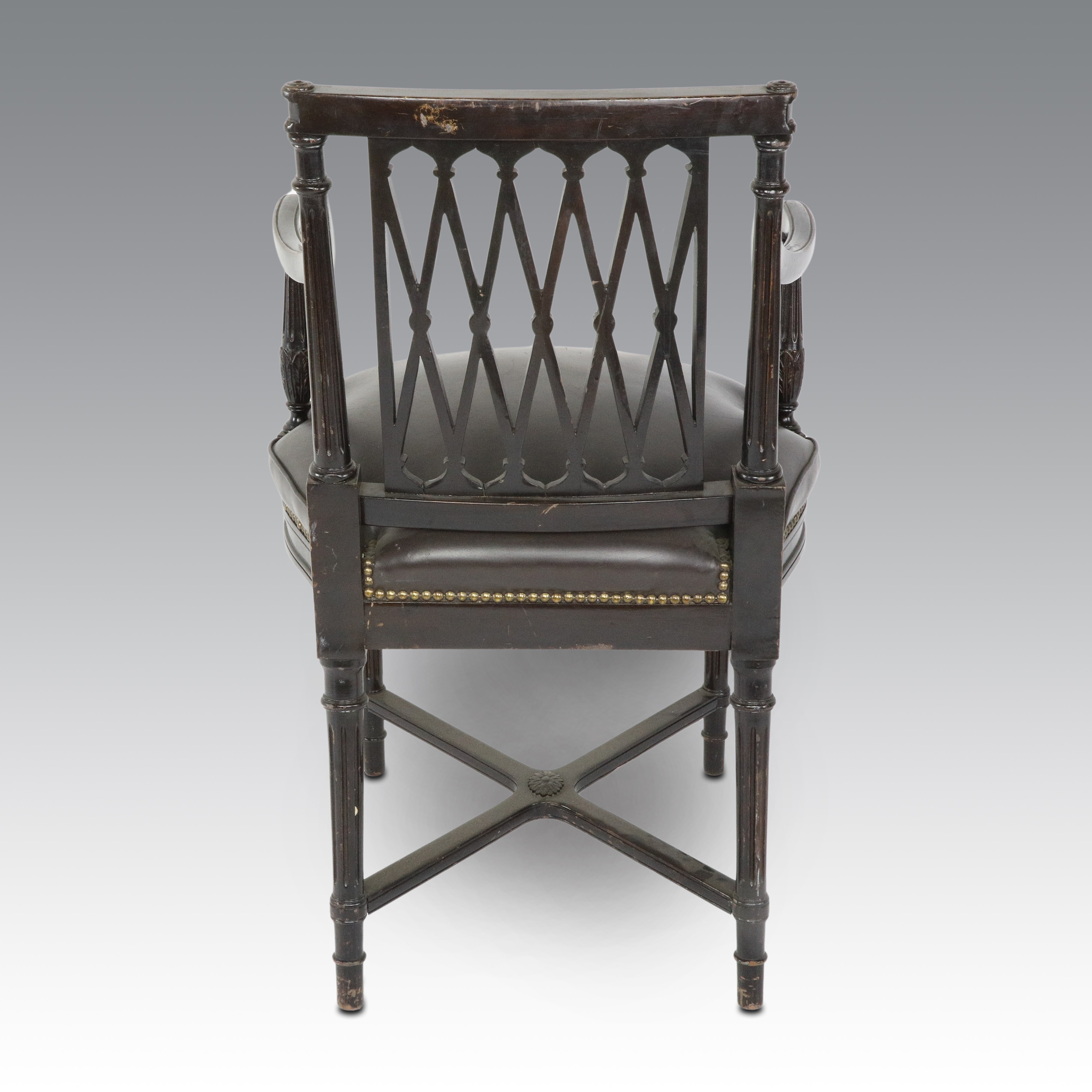 Poltroncina in stile Regency, braccioli in legno tinto nero e sedile in pelle nera