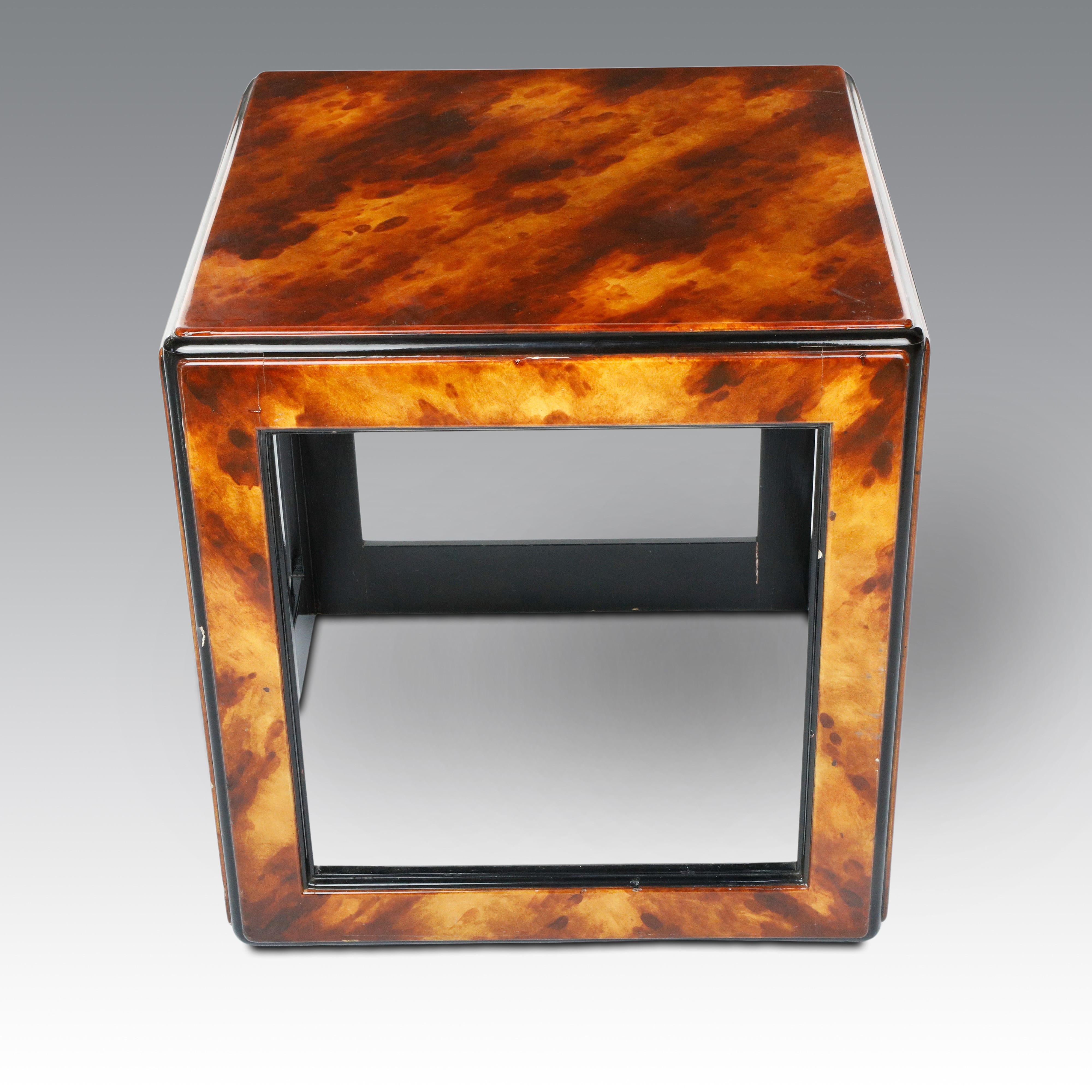 Celeste Dell'anna - Cubo in legno dipinto finta tartaruga e laccato con angoli dipinti in nero