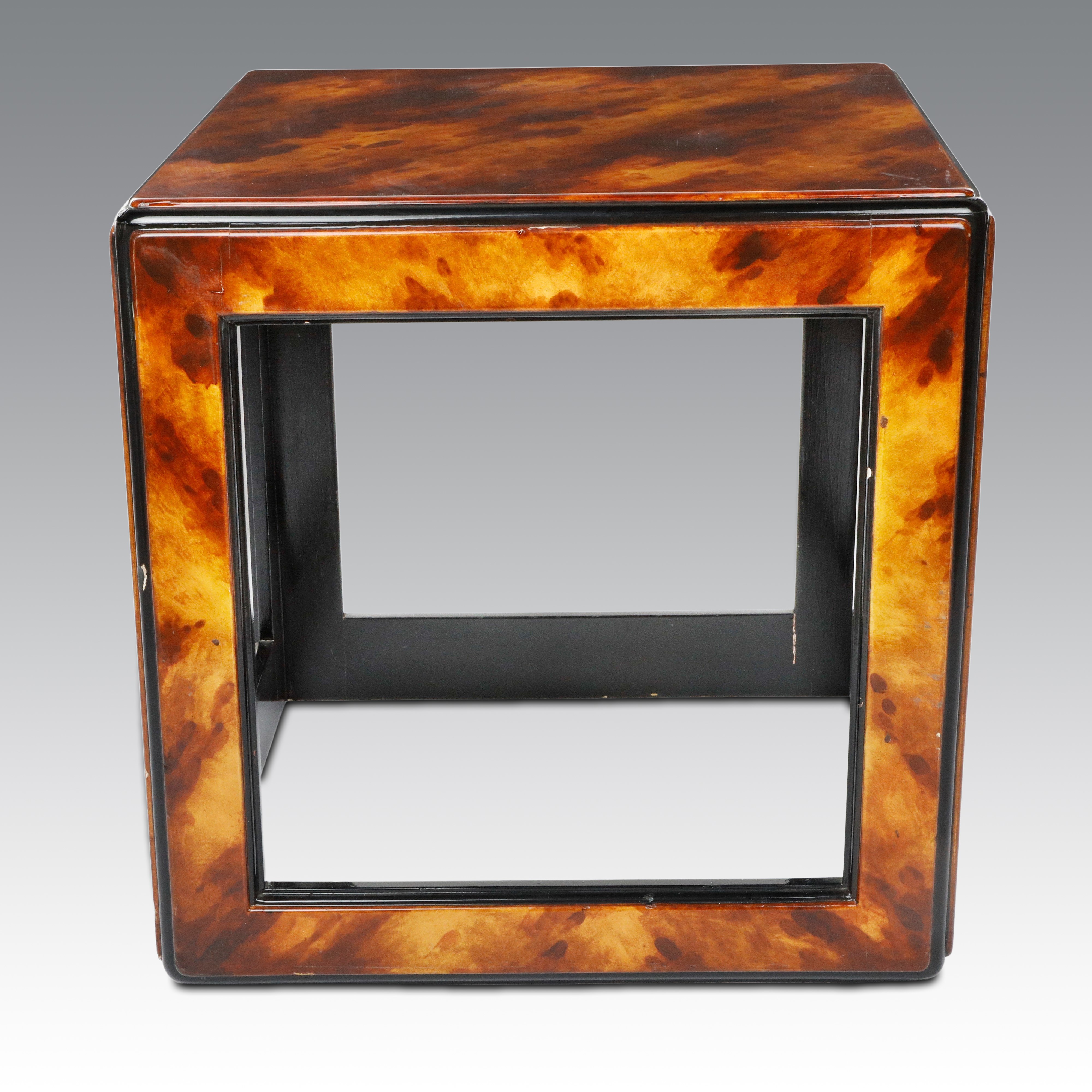 Celeste Dell'anna - Cubo in legno dipinto finta tartaruga e laccato con angoli dipinti in nero
