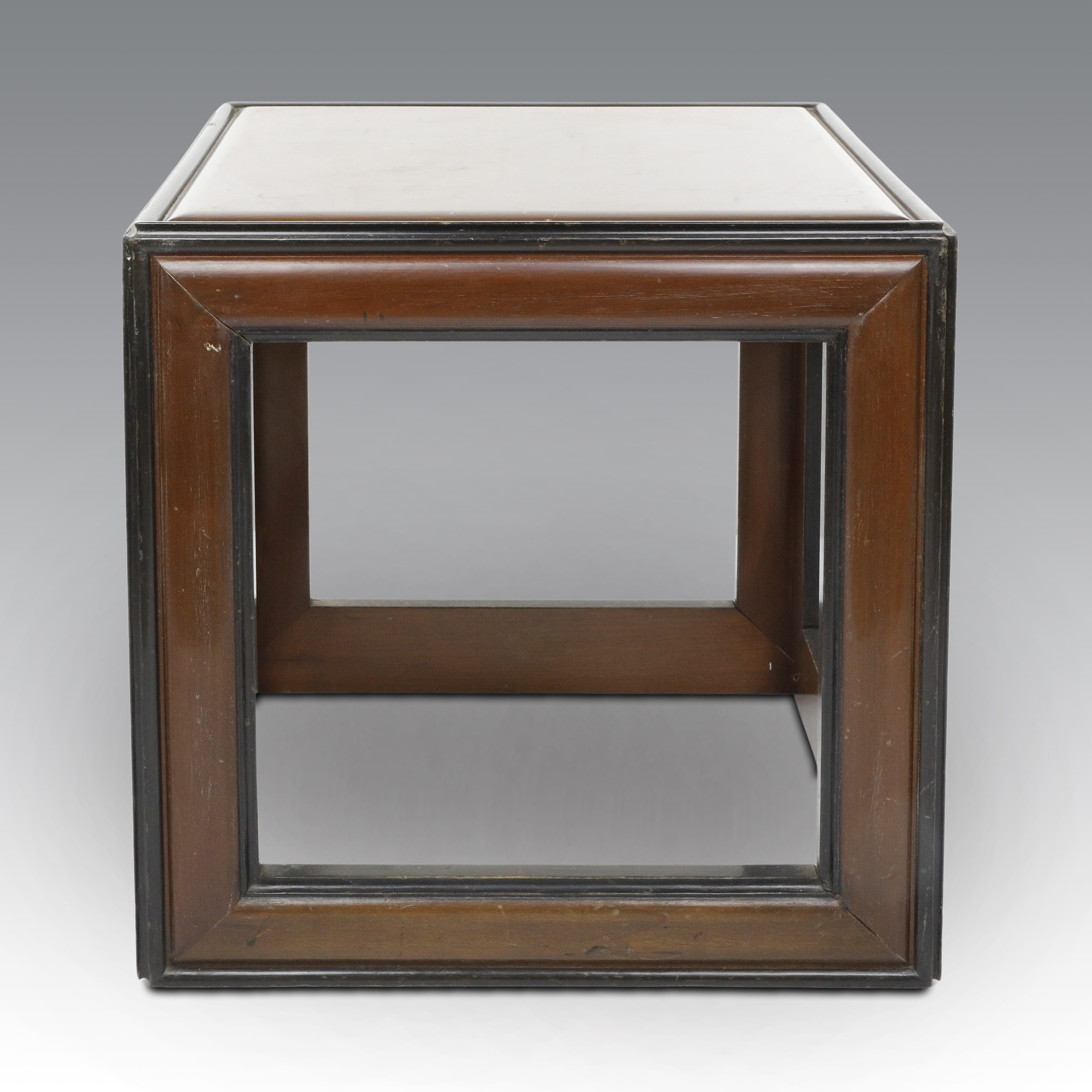 Lorenzo Mongiardino - Tavolino cubo in legno di ciliegio