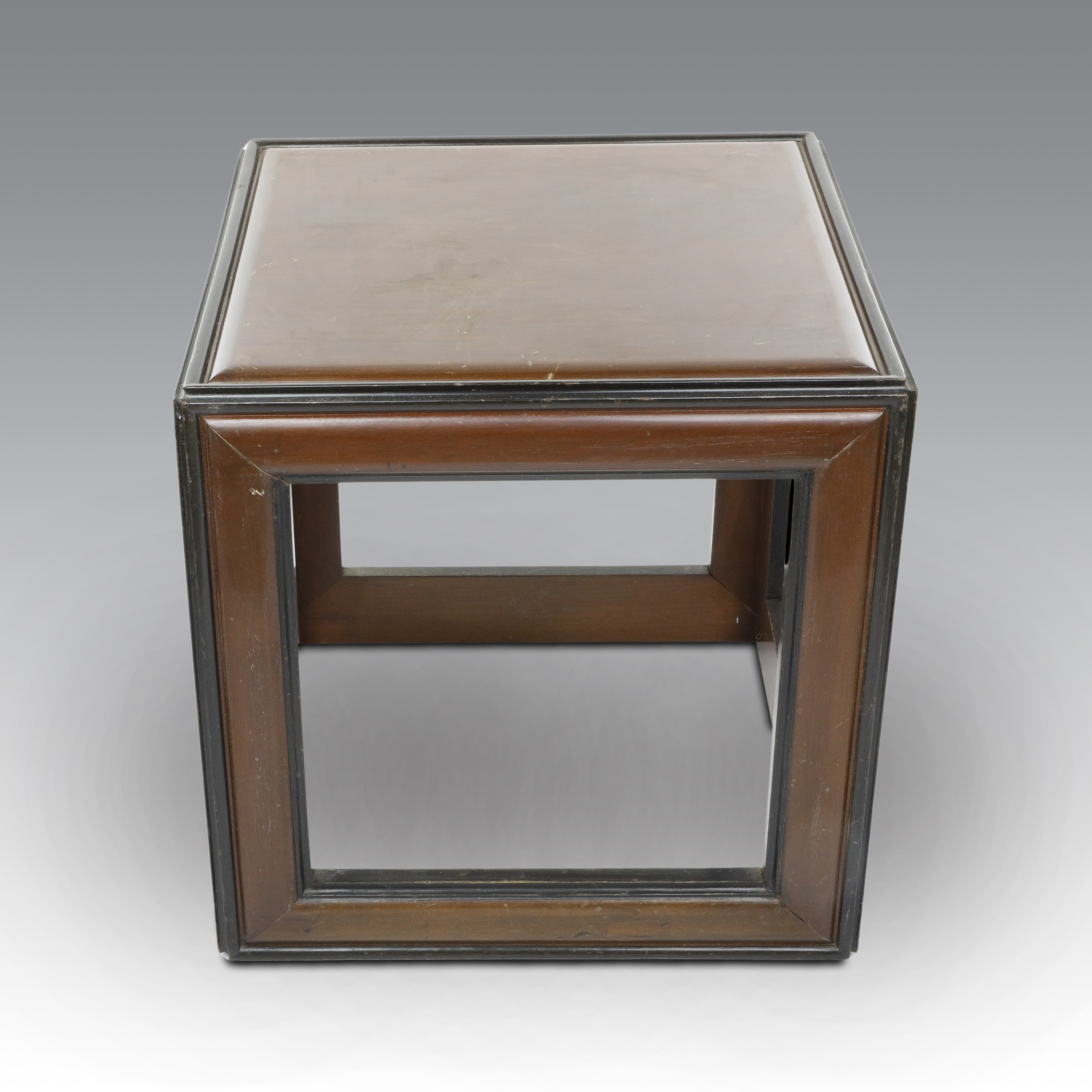 Lorenzo Mongiardino - Tavolino cubo in legno di ciliegio