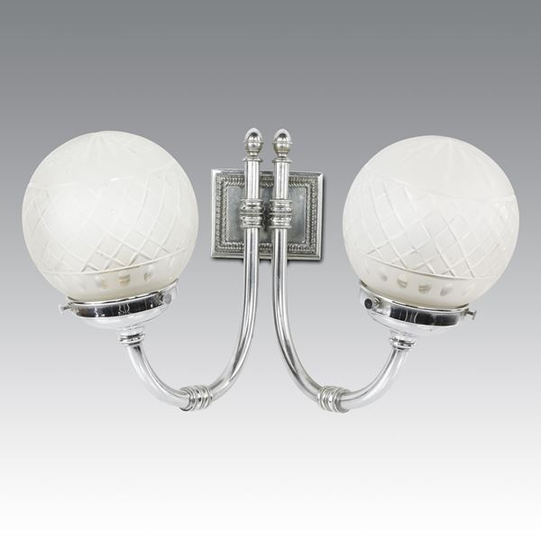 Lorenzo Mongiardino - Tre appliques a doppio braccio in ottone cromato e diffusori luce con palle in vetro lavorate