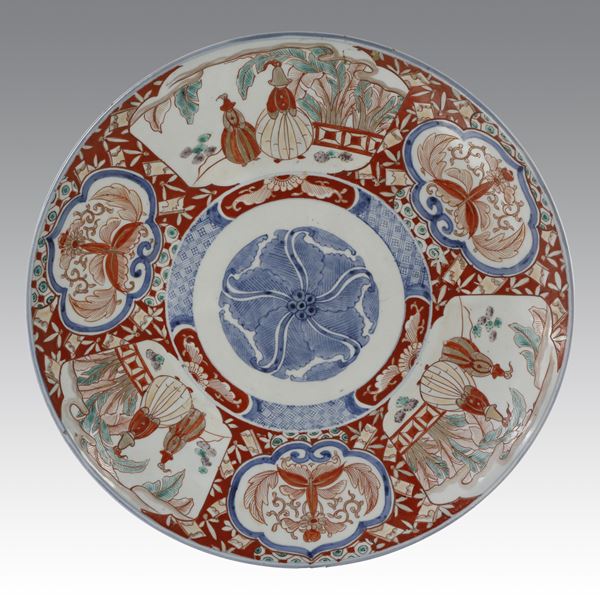 Coppia di grandi piatti Imari cinesi con decori floreali e figure antropomorfe