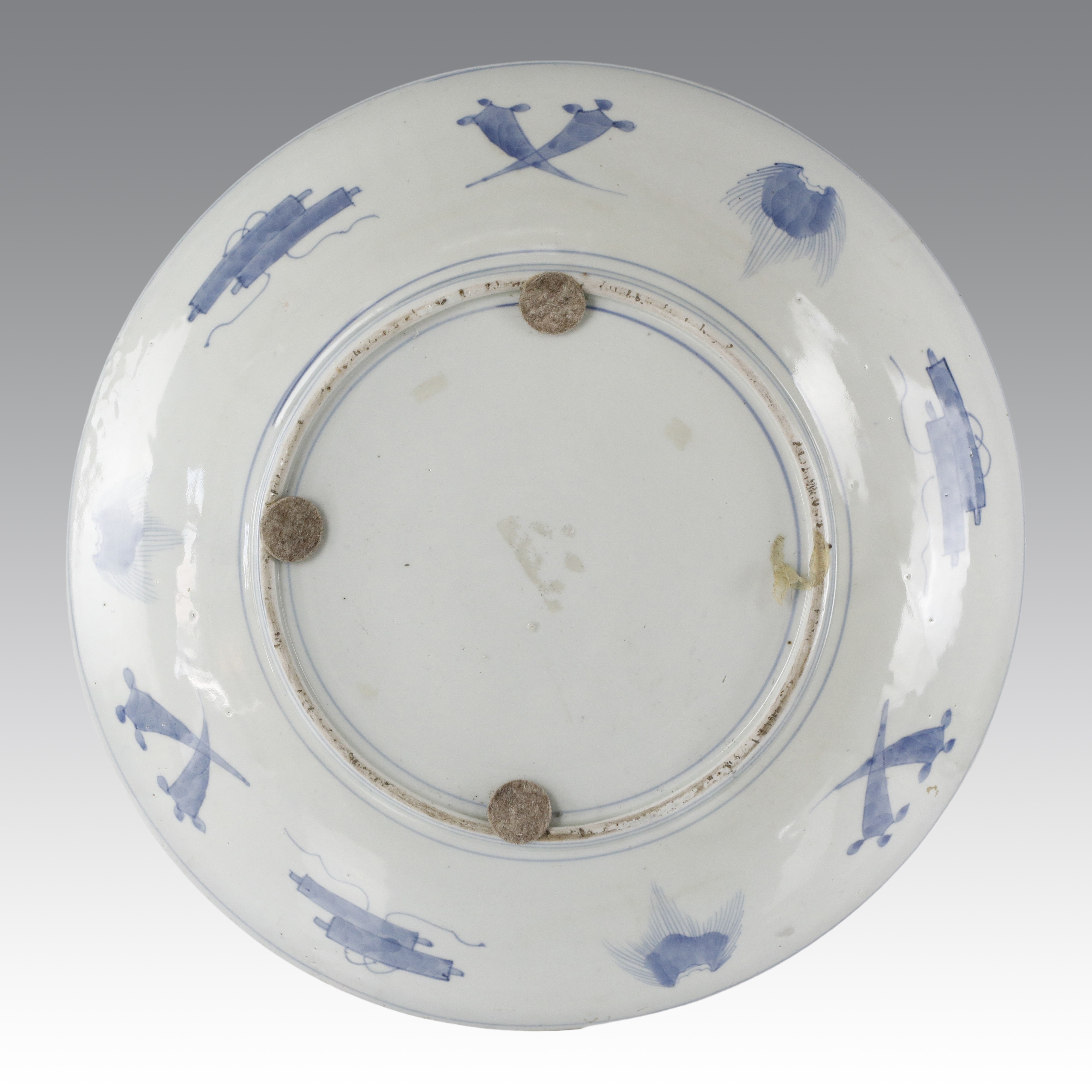 Coppia di grandi piatti Imari cinesi, XIX secolo, decorazione floreale e figure antropomorfe