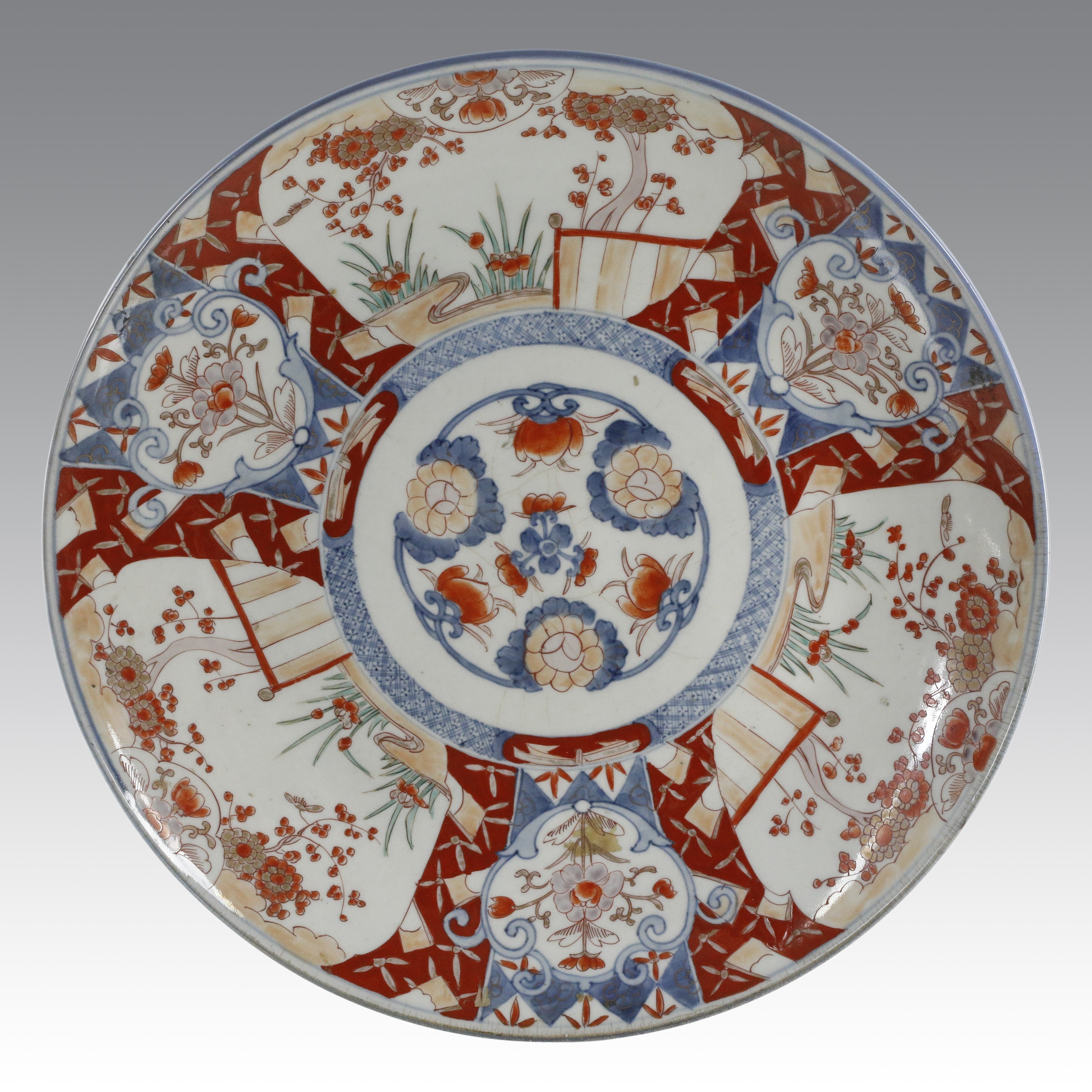 Coppia di grandi piatti Imari cinesi, XIX secolo, decorazione floreale e figure antropomorfe