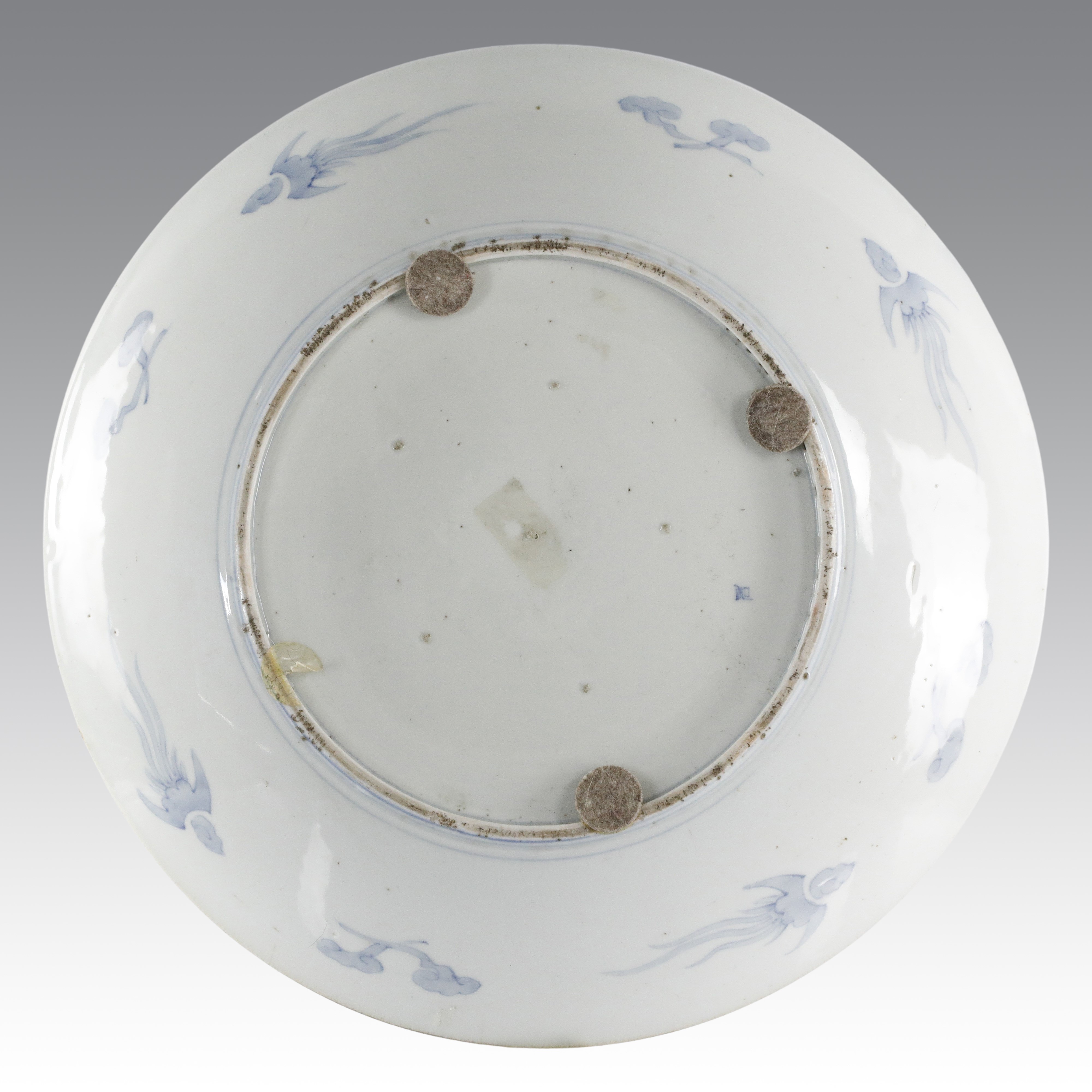 Coppia di grandi piatti Imari cinesi, XIX secolo, decorazione floreale e figure antropomorfe