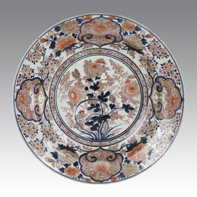 Coppia di piatti Imari giapponesi, Geronku, motivi floreali (peonie, crisantemi e foglie), cerami...