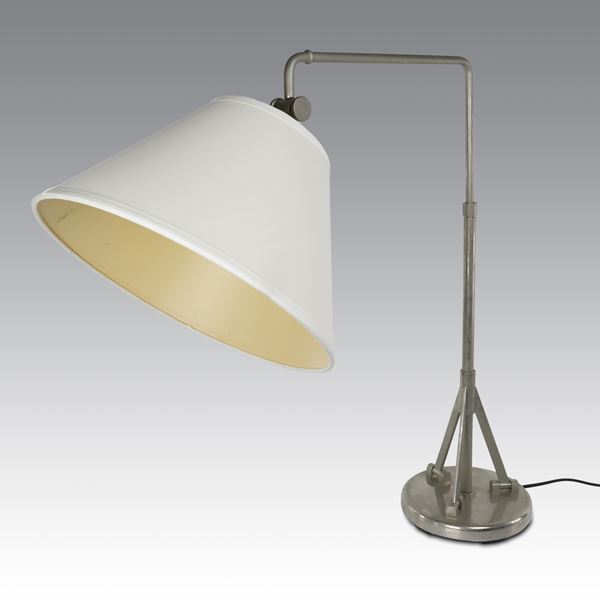 Lampada da tavolo a braccio oscillante in metallo spazzolato