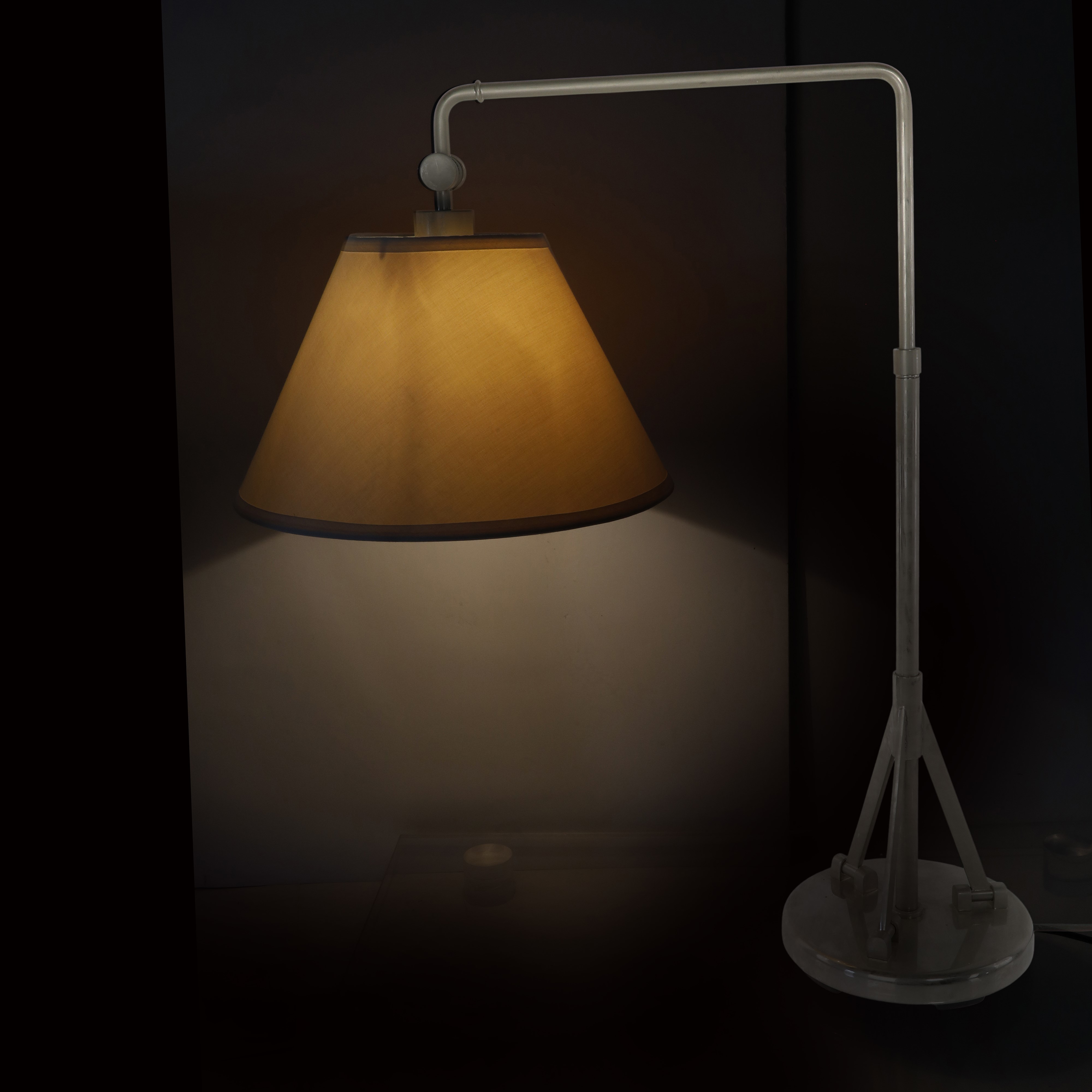 Lampada da tavolo a braccio oscillante, metallo spazzolato, 1960