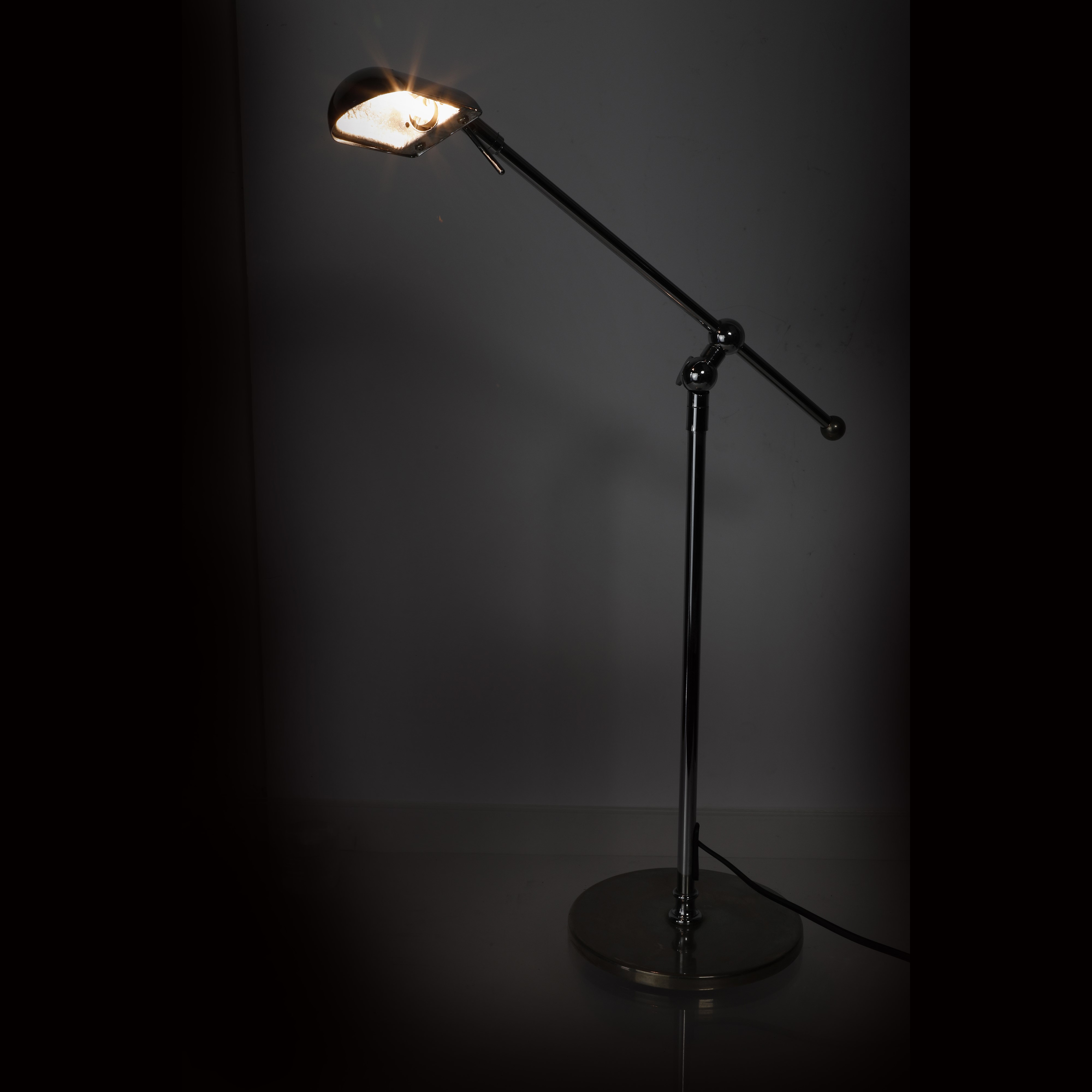Lampada da terra a braccio orientabile, metallo cromato, stile Mid-Century Modern